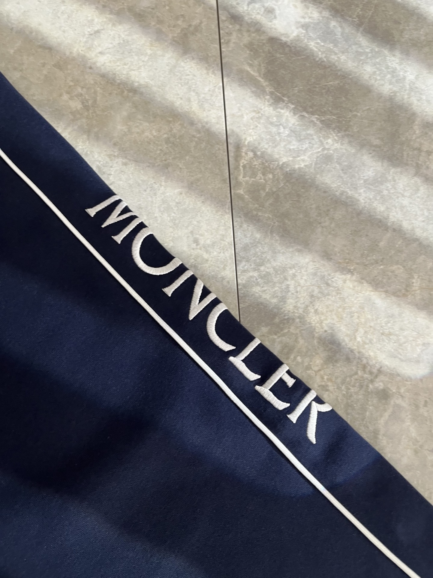 Moncl*r蒙*口2025秋冬最新的贸易订单休闲裤！全品相！！裤腿logo图案刺绣设计！定制专属纯棉面