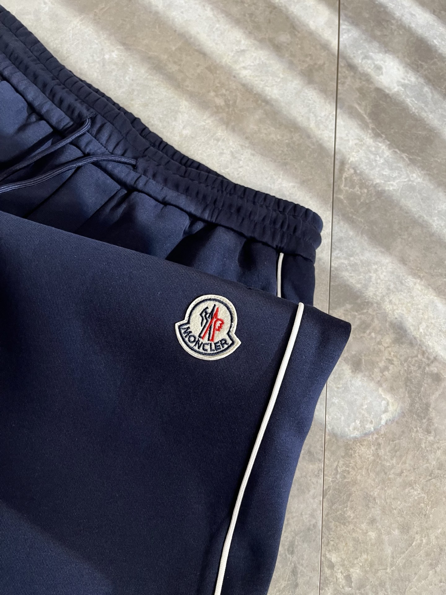 Moncl*r蒙*口2025秋冬最新的贸易订单休闲裤！全品相！！裤腿logo图案刺绣设计！定制专属纯棉面