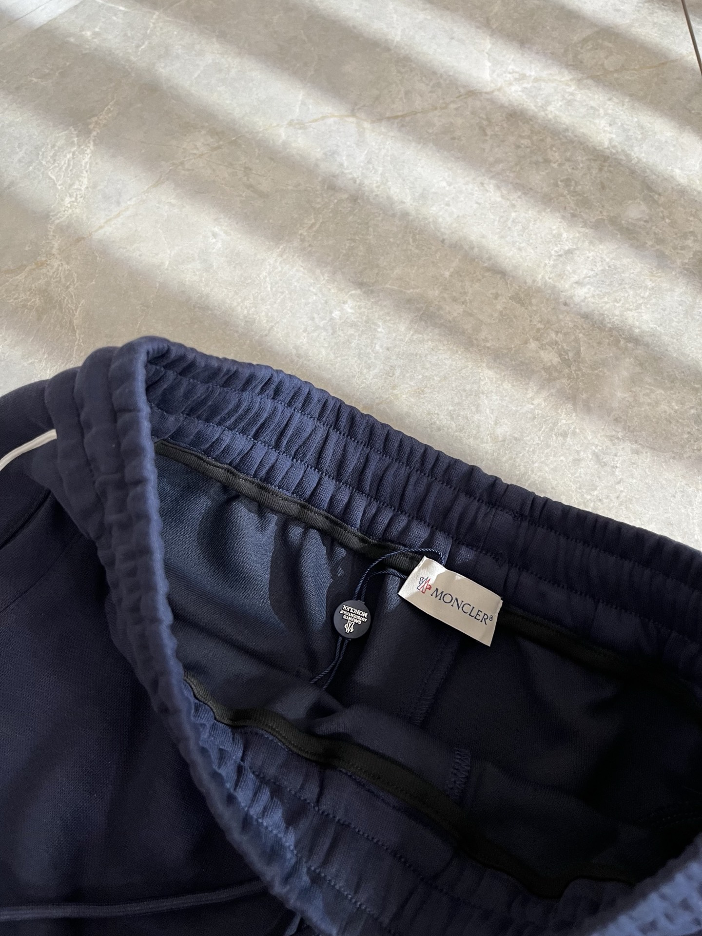 Moncl*r蒙*口2025秋冬最新的贸易订单休闲裤！全品相！！裤腿logo图案刺绣设计！定制专属纯棉面