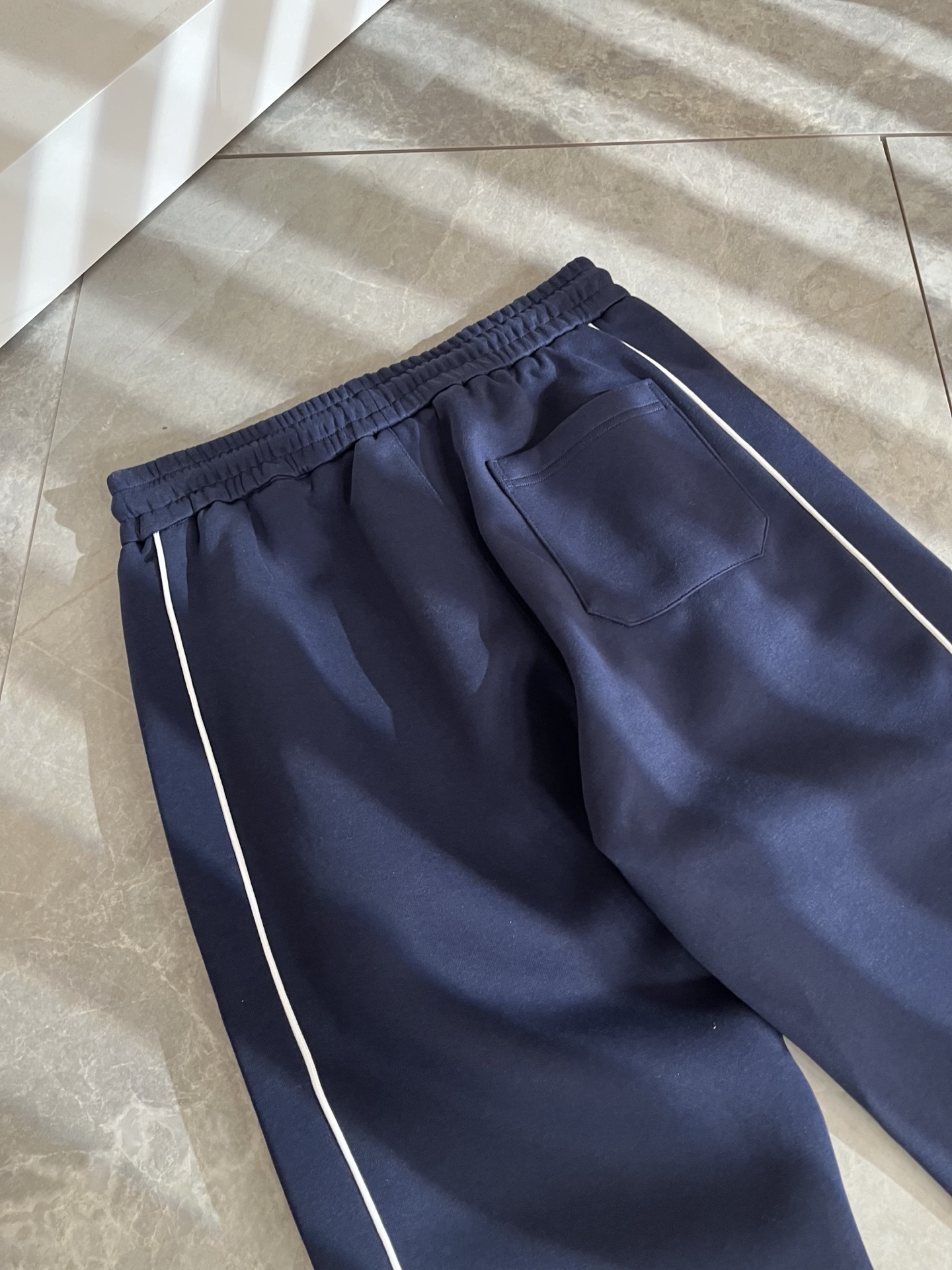 Moncl*r蒙*口2025秋冬最新的贸易订单休闲裤！全品相！！裤腿logo图案刺绣设计！定制专属纯棉面