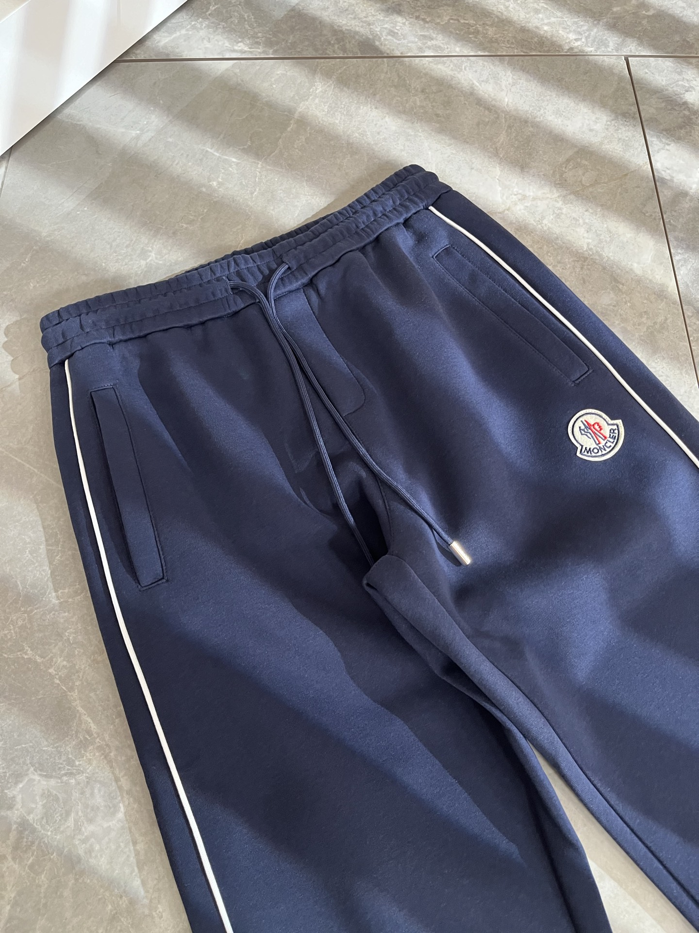 Moncl*r蒙*口2025秋冬最新的贸易订单休闲裤！全品相！！裤腿logo图案刺绣设计！定制专属纯棉面