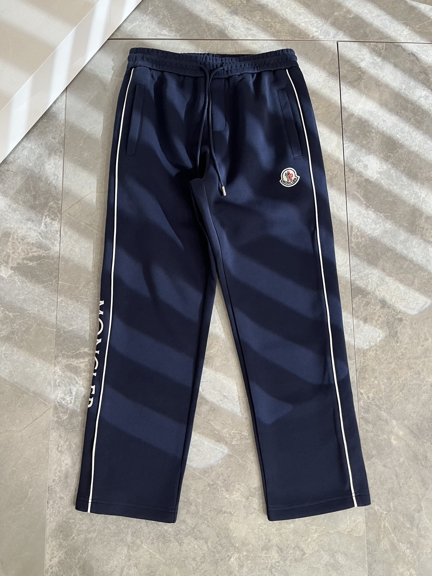 Moncl*r蒙*口2025秋冬最新的贸易订单休闲裤！全品相！！裤腿logo图案刺绣设计！定制专属纯棉面