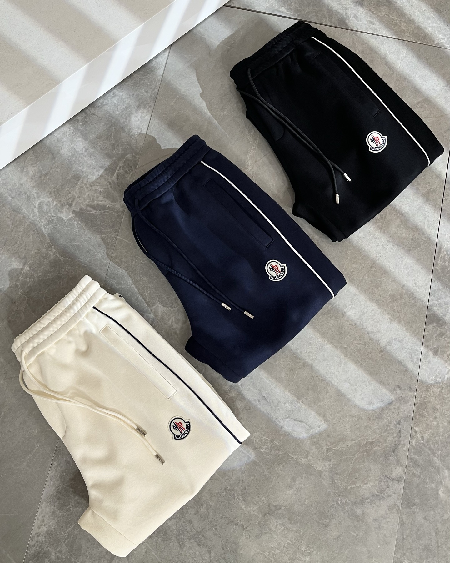 Moncl*r蒙*口2025秋冬最新的贸易订单休闲裤！全品相！！裤腿logo图案刺绣设计！定制专属纯棉面