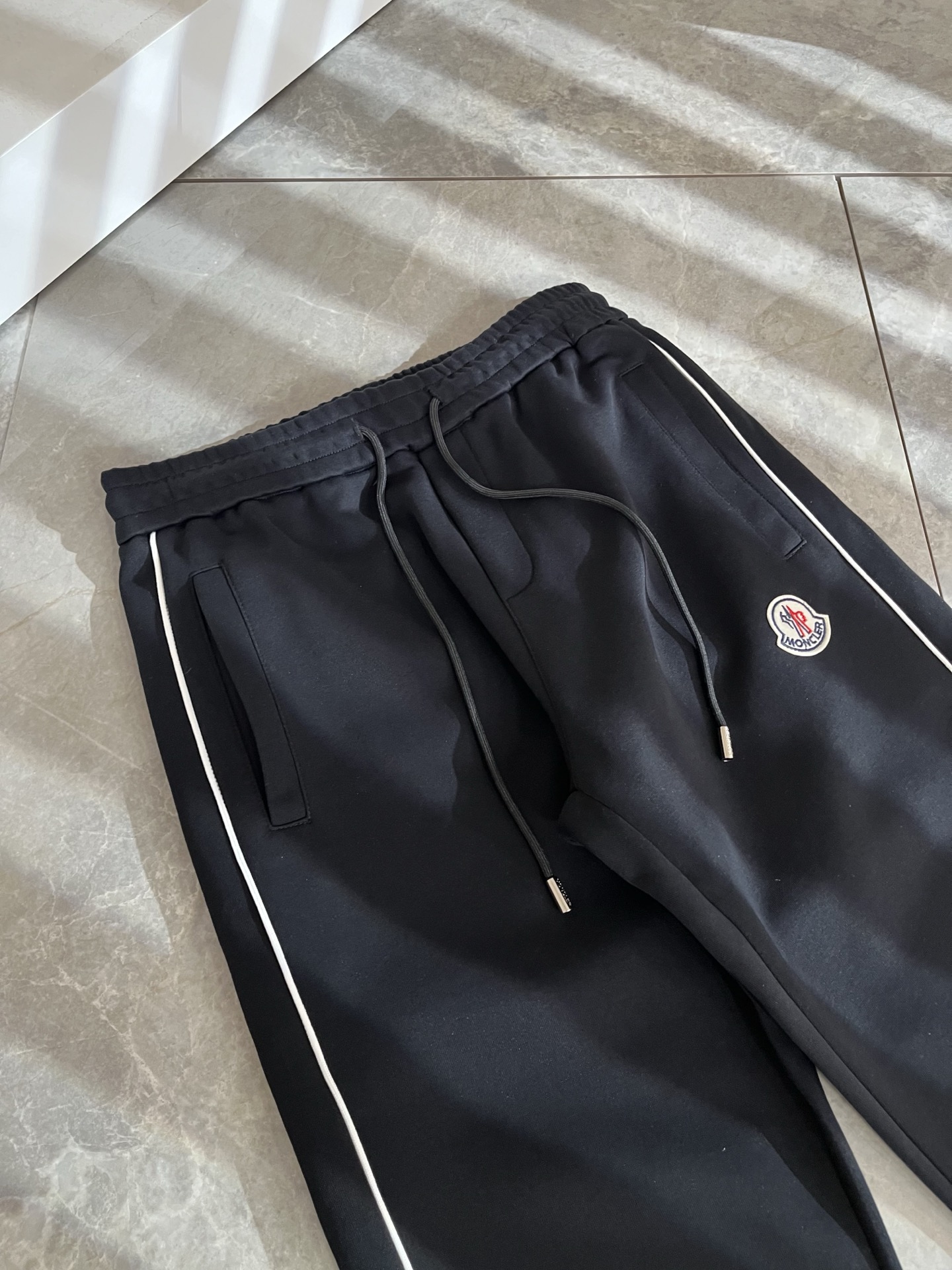 Moncl*r蒙*口2025秋冬最新的贸易订单休闲裤！全品相！！裤腿logo图案刺绣设计！定制专属纯棉面