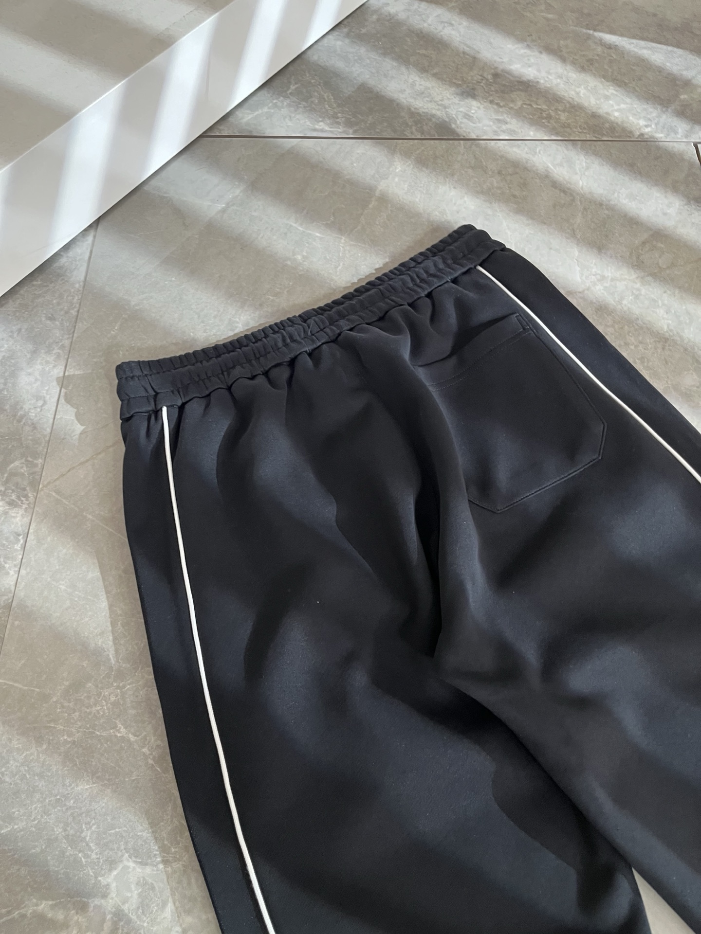 Moncl*r蒙*口2025秋冬最新的贸易订单休闲裤！全品相！！裤腿logo图案刺绣设计！定制专属纯棉面