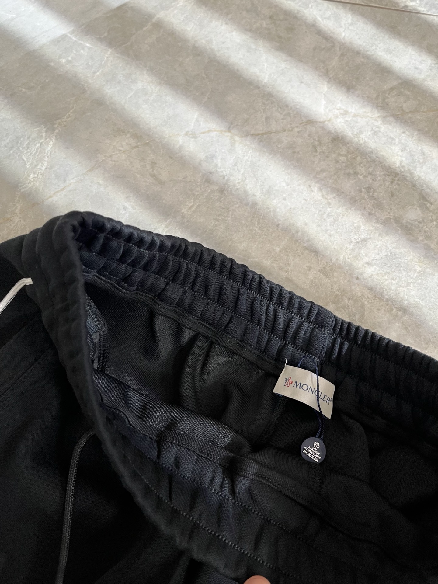 Moncl*r蒙*口2025秋冬最新的贸易订单休闲裤！全品相！！裤腿logo图案刺绣设计！定制专属纯棉面