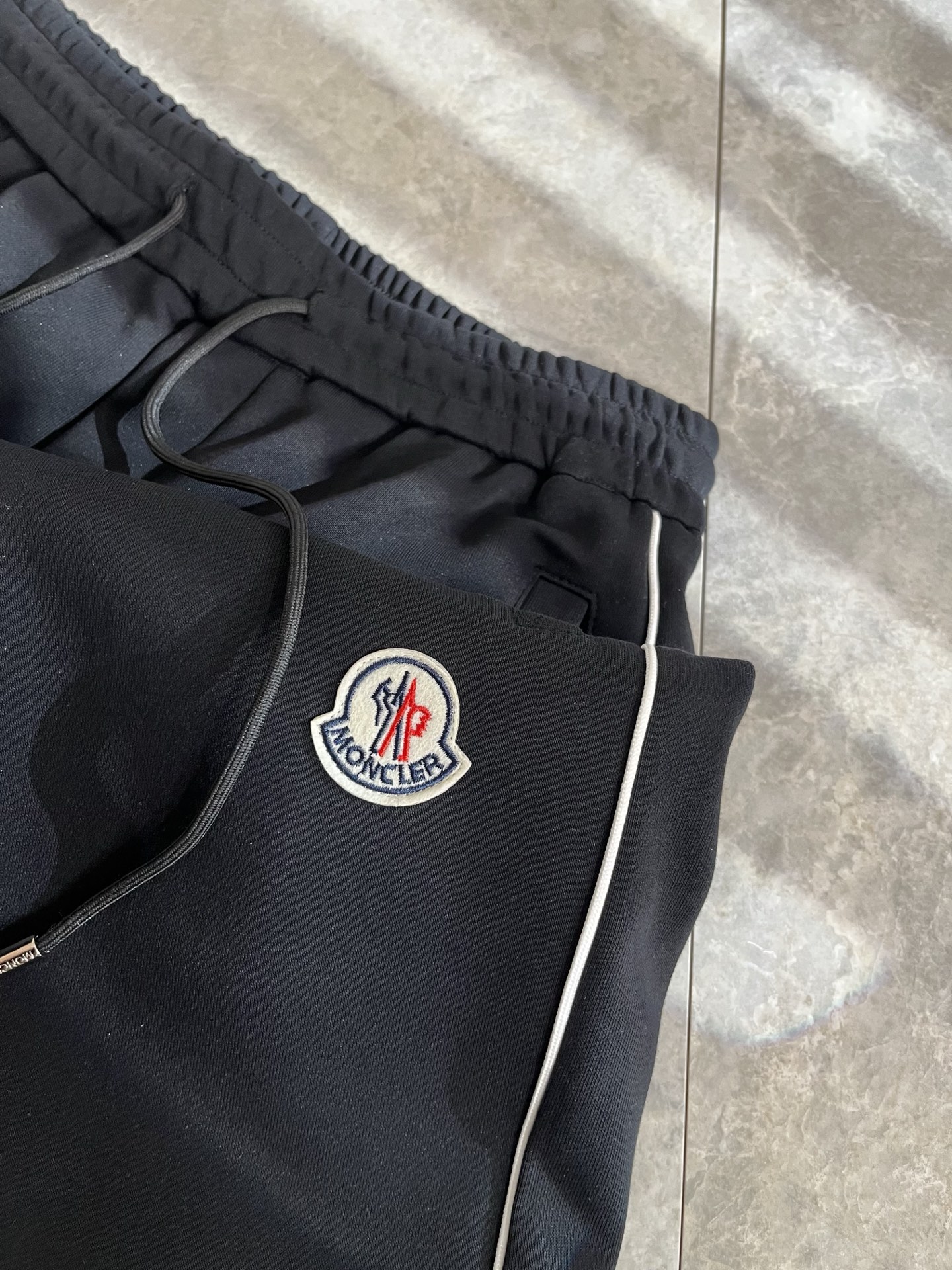 Moncl*r蒙*口2025秋冬最新的贸易订单休闲裤！全品相！！裤腿logo图案刺绣设计！定制专属纯棉面