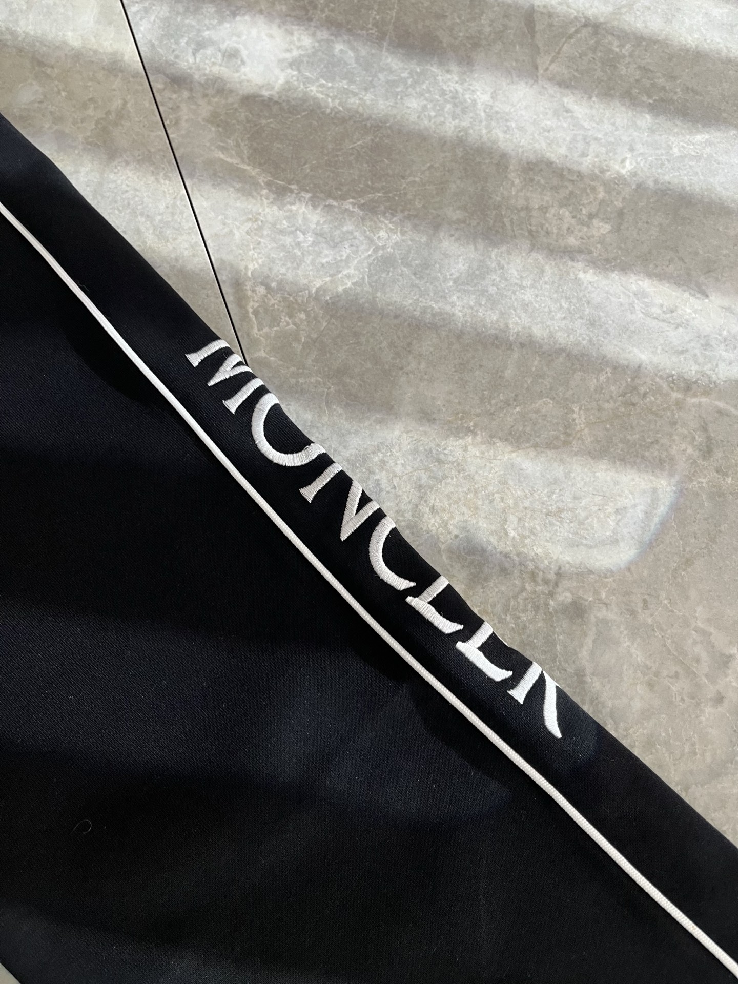 Moncl*r蒙*口2025秋冬最新的贸易订单休闲裤！全品相！！裤腿logo图案刺绣设计！定制专属纯棉面