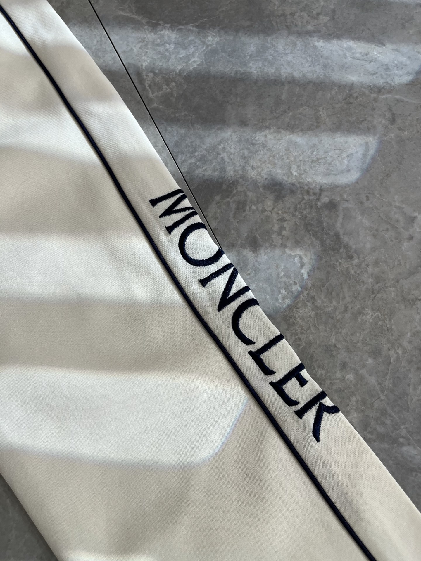 Moncl*r蒙*口2025秋冬最新的贸易订单休闲裤！全品相！！裤腿logo图案刺绣设计！定制专属纯棉面