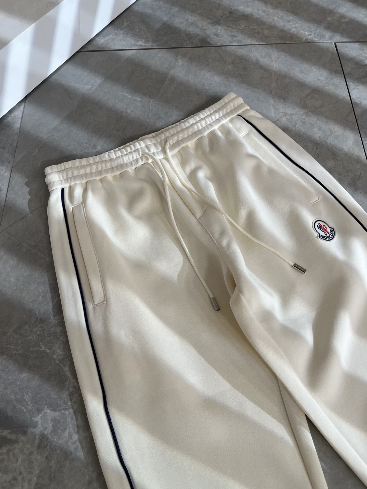 Moncl*r蒙*口2025秋冬最新的贸易订单休闲裤！全品相！！裤腿logo图案刺绣设计！定制专属纯棉面