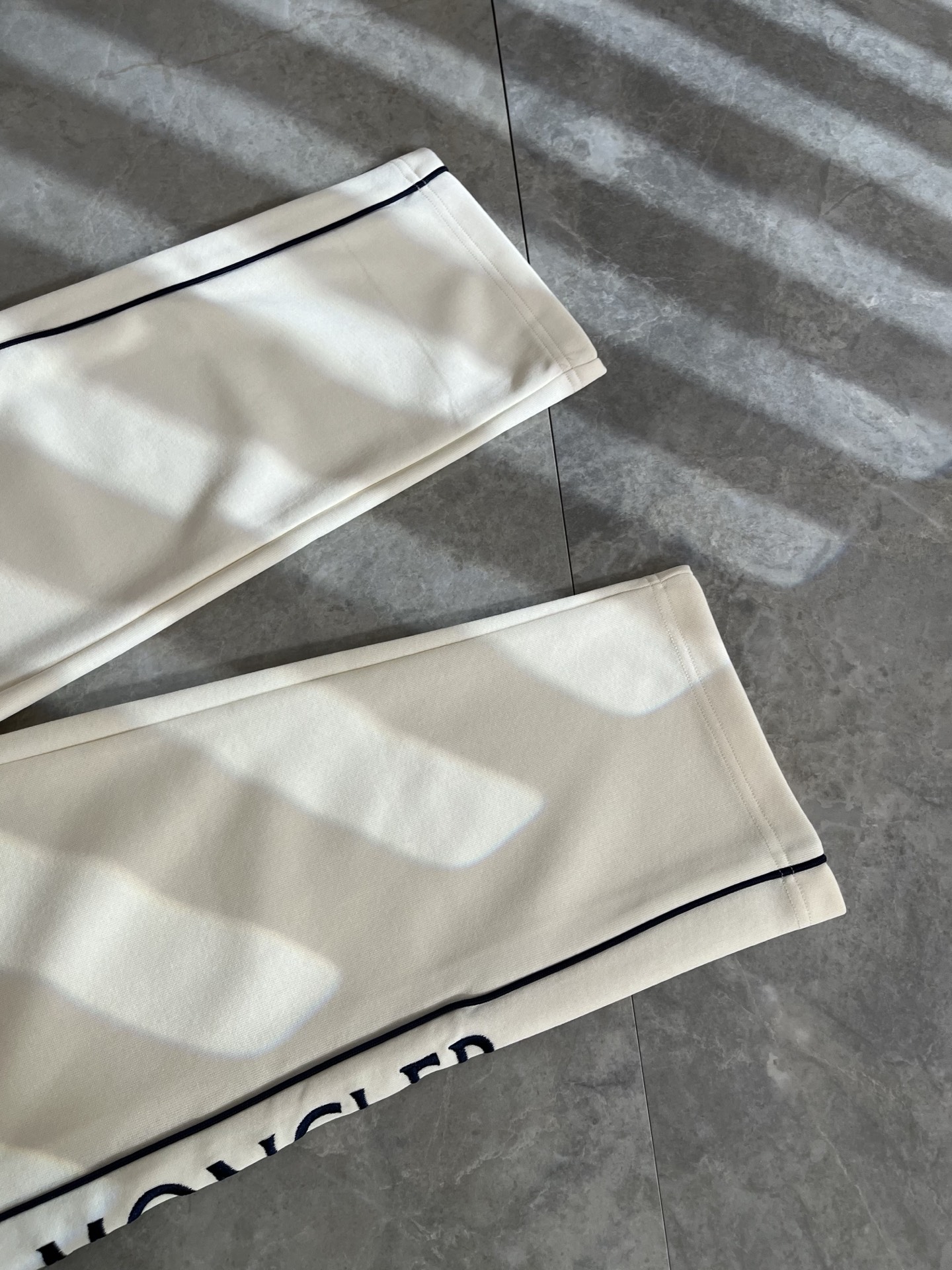 Moncl*r蒙*口2025秋冬最新的贸易订单休闲裤！全品相！！裤腿logo图案刺绣设计！定制专属纯棉面