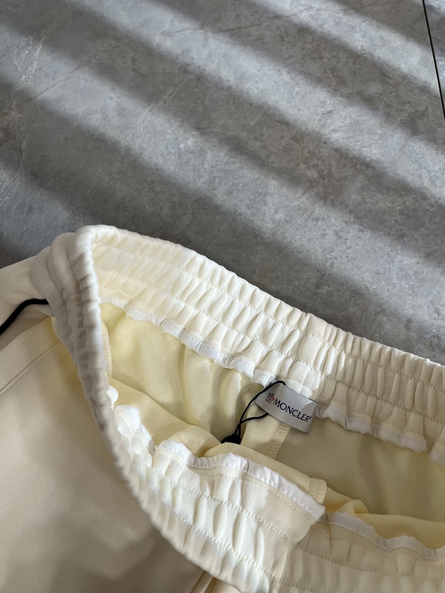 Moncl*r蒙*口2025秋冬最新的贸易订单休闲裤！全品相！！裤腿logo图案刺绣设计！定制专属纯棉面