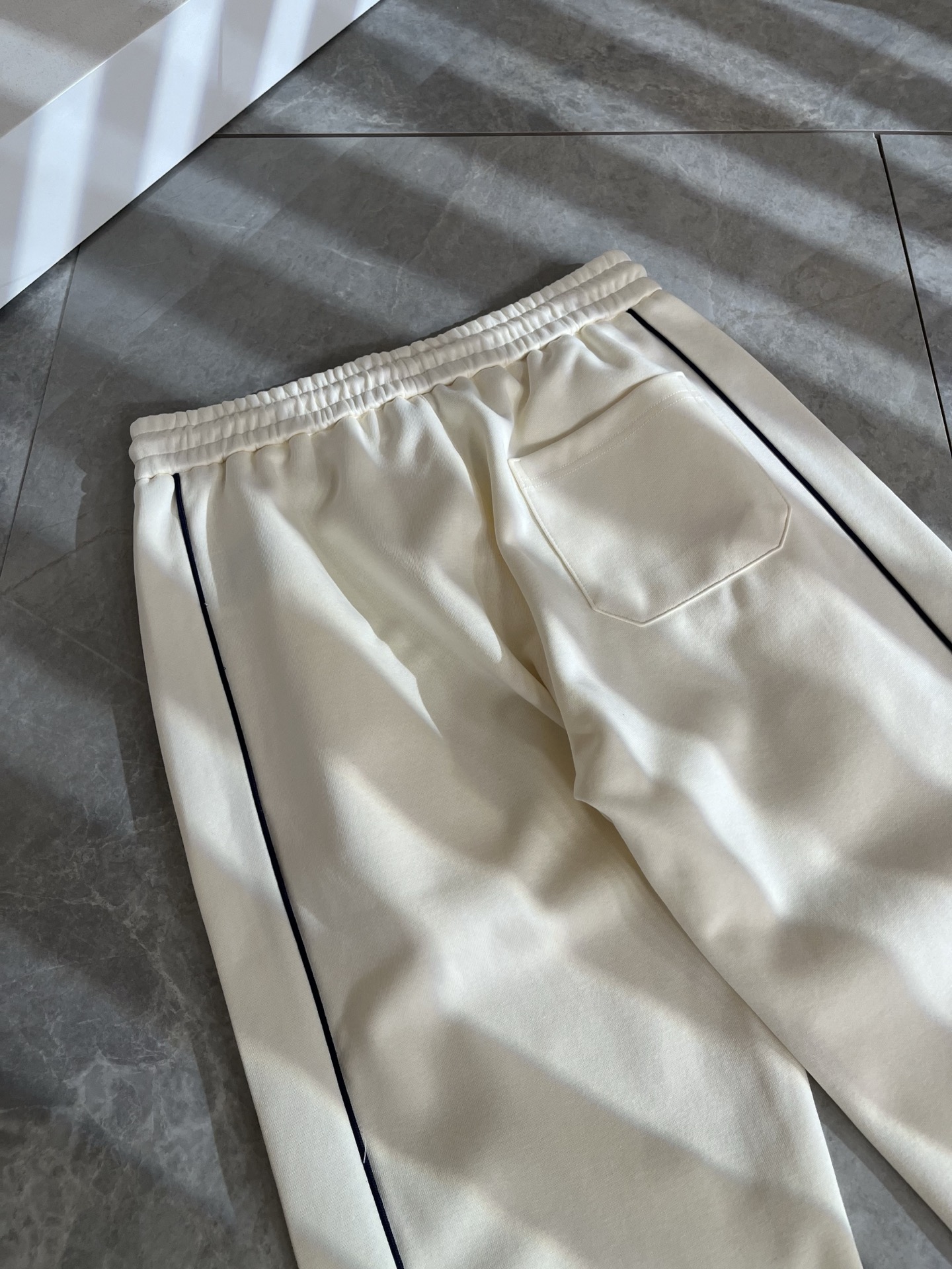 Moncl*r蒙*口2025秋冬最新的贸易订单休闲裤！全品相！！裤腿logo图案刺绣设计！定制专属纯棉面