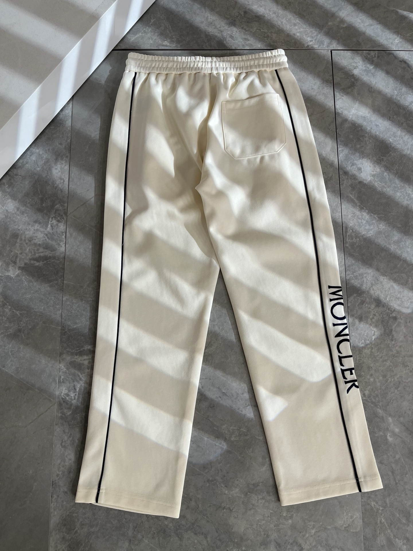 Moncl*r蒙*口2025秋冬最新的贸易订单休闲裤！全品相！！裤腿logo图案刺绣设计！定制专属纯棉面