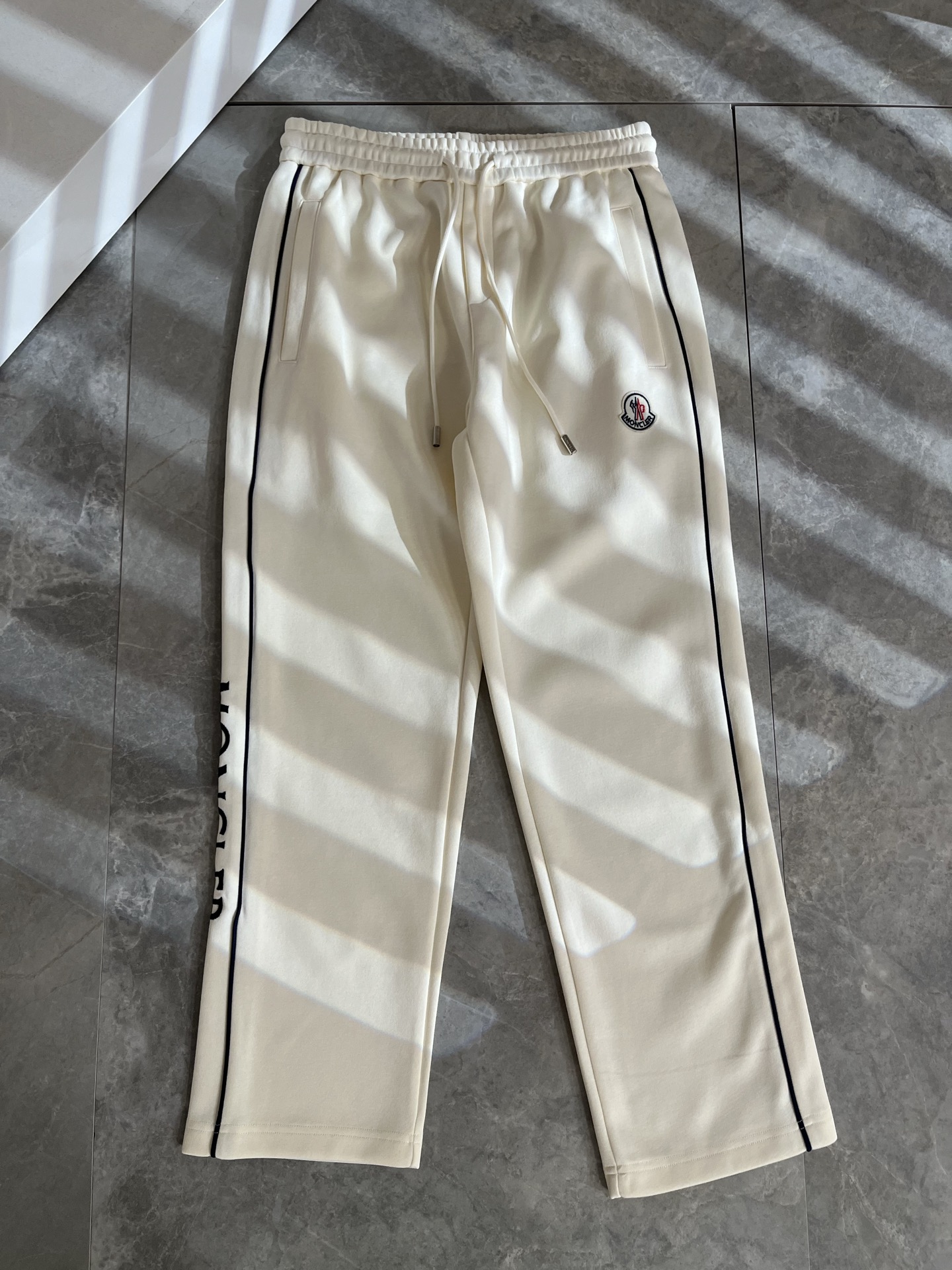 Moncl*r蒙*口2025秋冬最新的贸易订单休闲裤！全品相！！裤腿logo图案刺绣设计！定制专属纯棉面