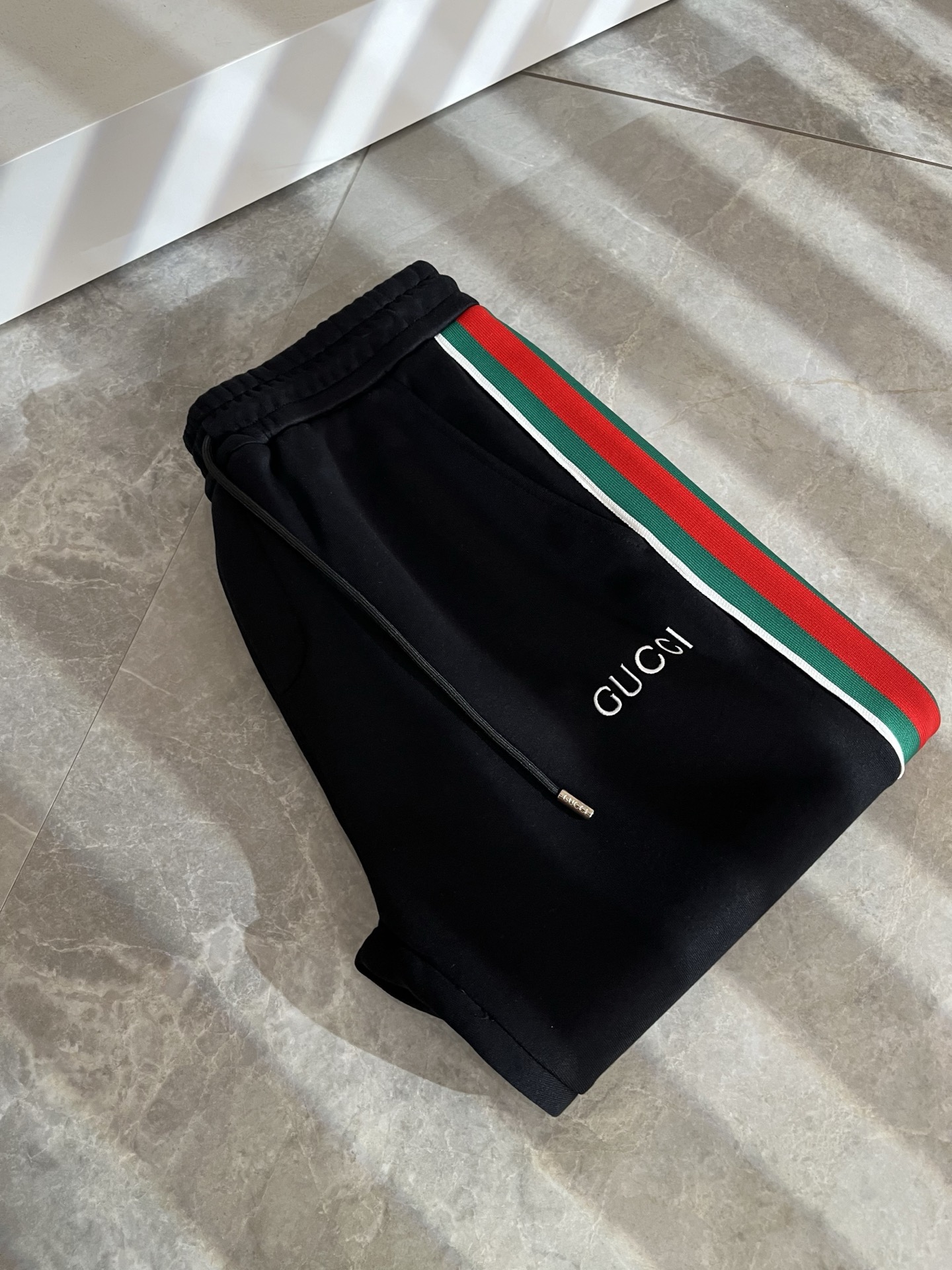 GUC*I古家2025秋冬百搭休闲裤，作为高奢潮牌G家经典款式，此款的风格可以说是完美无缺，设计LOGO