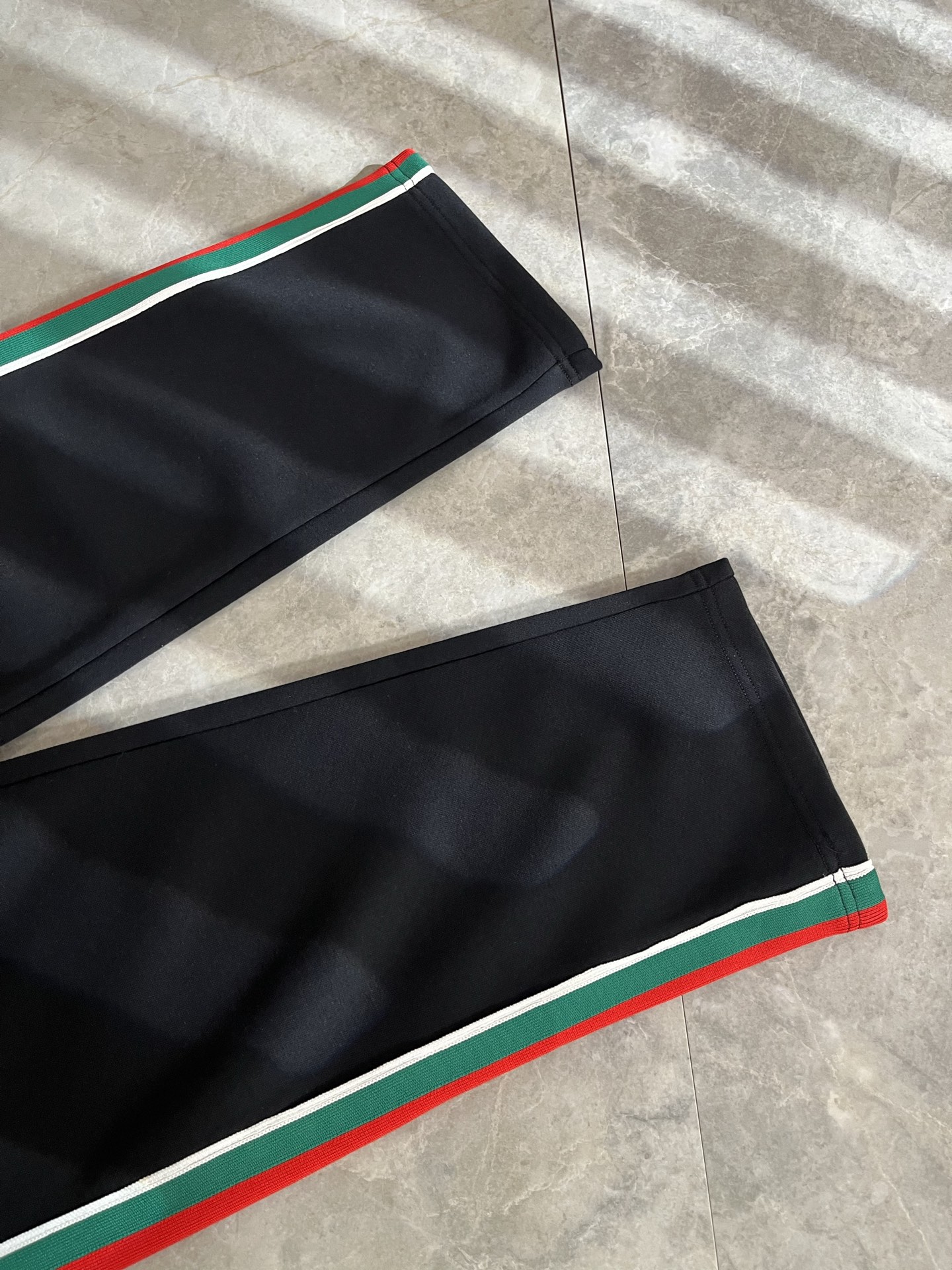 GUC*I古家2025秋冬百搭休闲裤，作为高奢潮牌G家经典款式，此款的风格可以说是完美无缺，设计LOGO