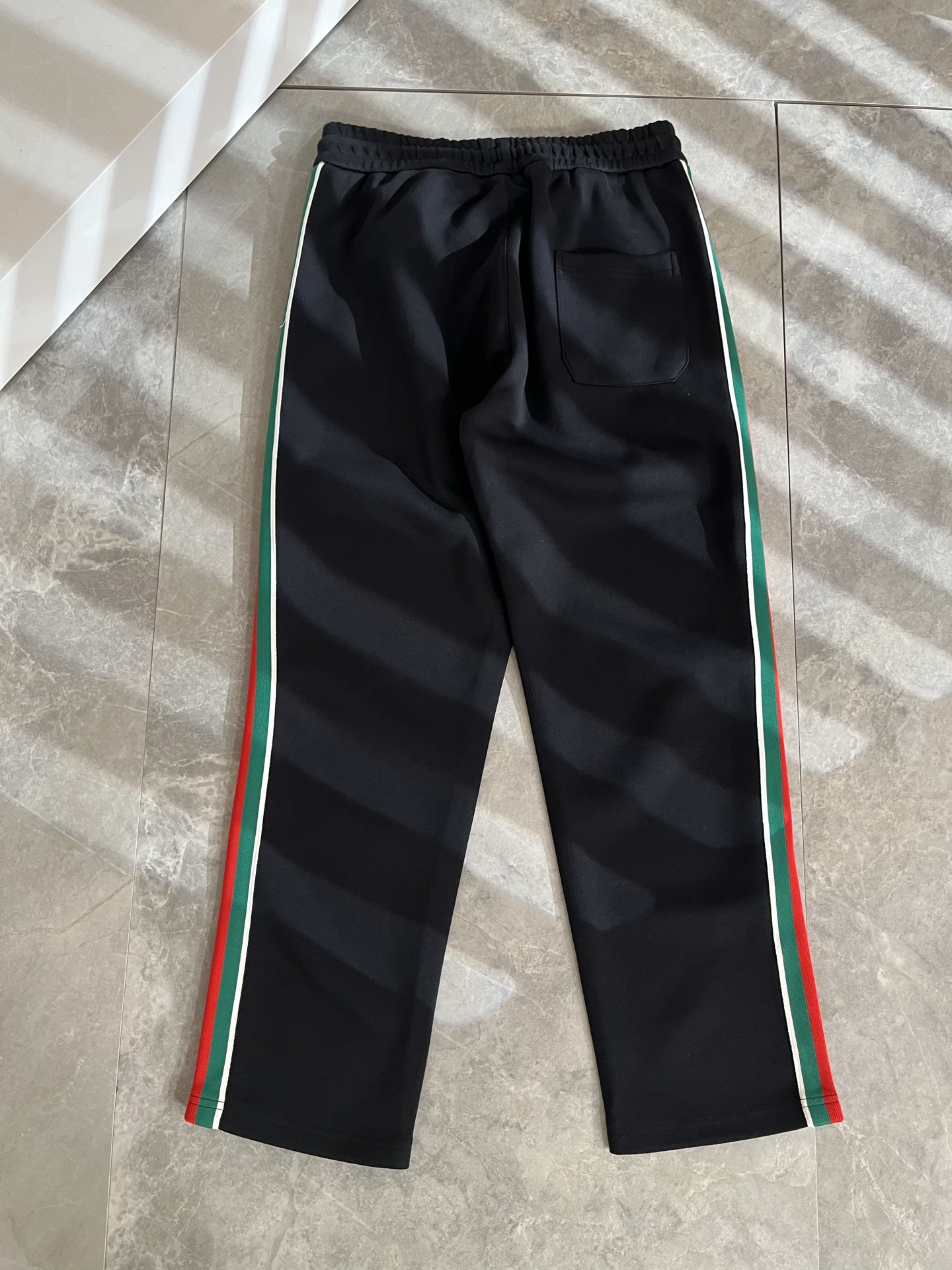 GUC*I古家2025秋冬百搭休闲裤，作为高奢潮牌G家经典款式，此款的风格可以说是完美无缺，设计LOGO