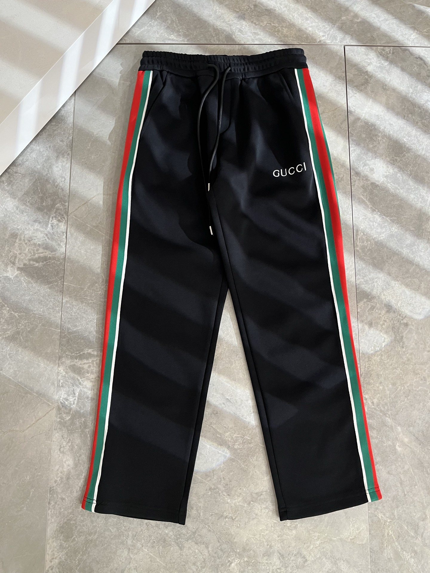 GUC*I古家2025秋冬百搭休闲裤，作为高奢潮牌G家经典款式，此款的风格可以说是完美无缺，设计LOGO