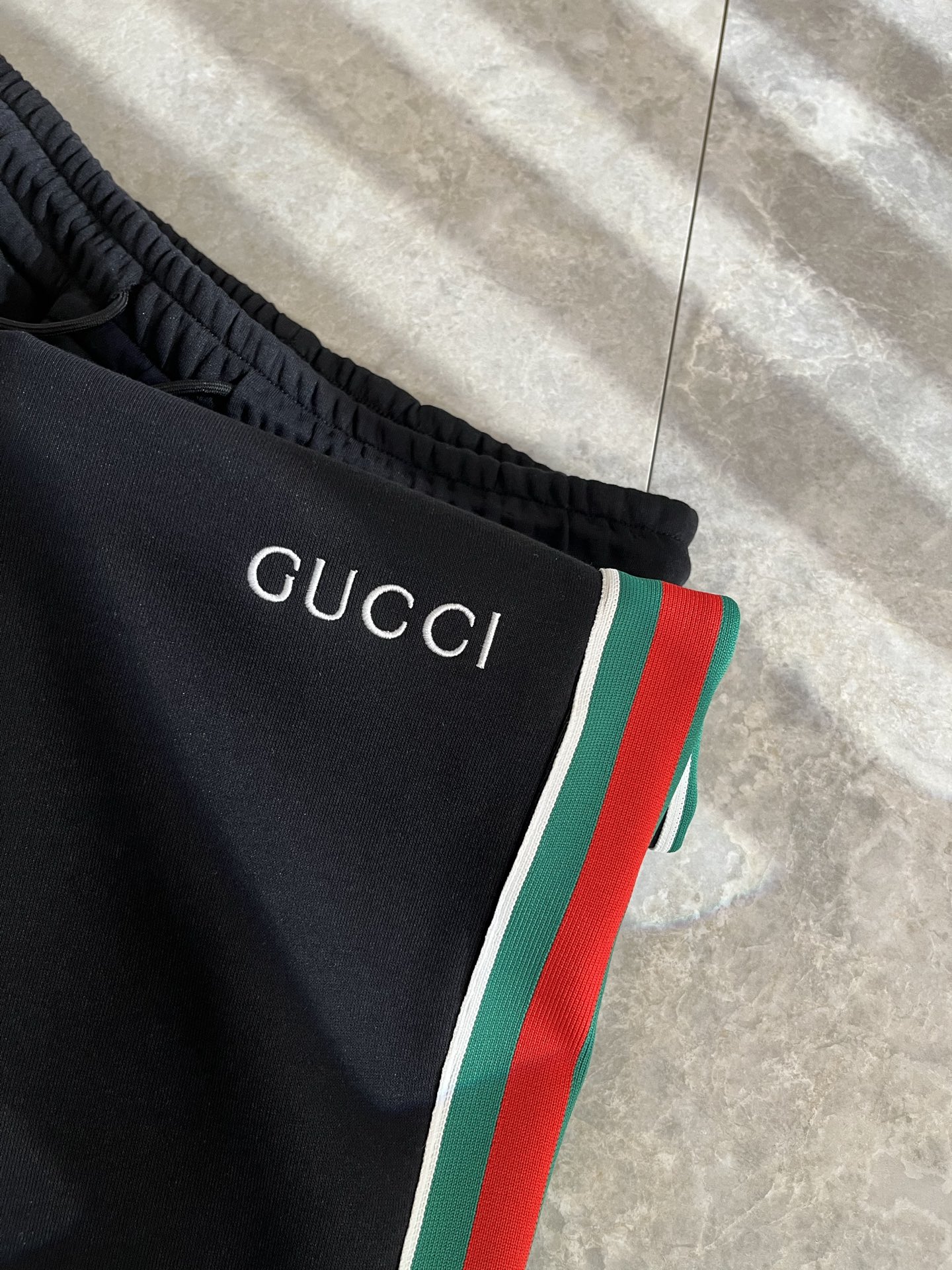 GUC*I古家2025秋冬百搭休闲裤，作为高奢潮牌G家经典款式，此款的风格可以说是完美无缺，设计LOGO