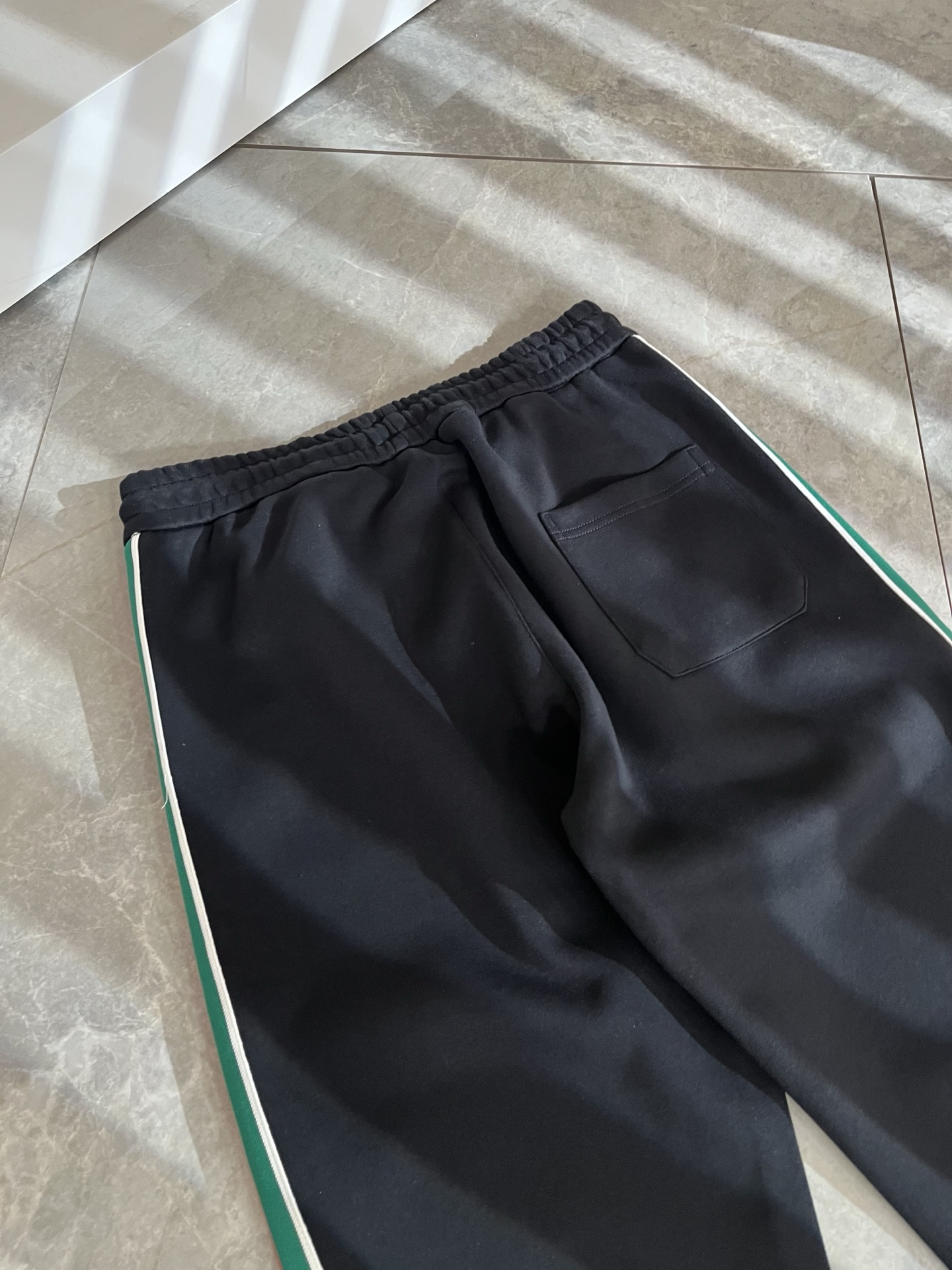 GUC*I古家2025秋冬百搭休闲裤，作为高奢潮牌G家经典款式，此款的风格可以说是完美无缺，设计LOGO