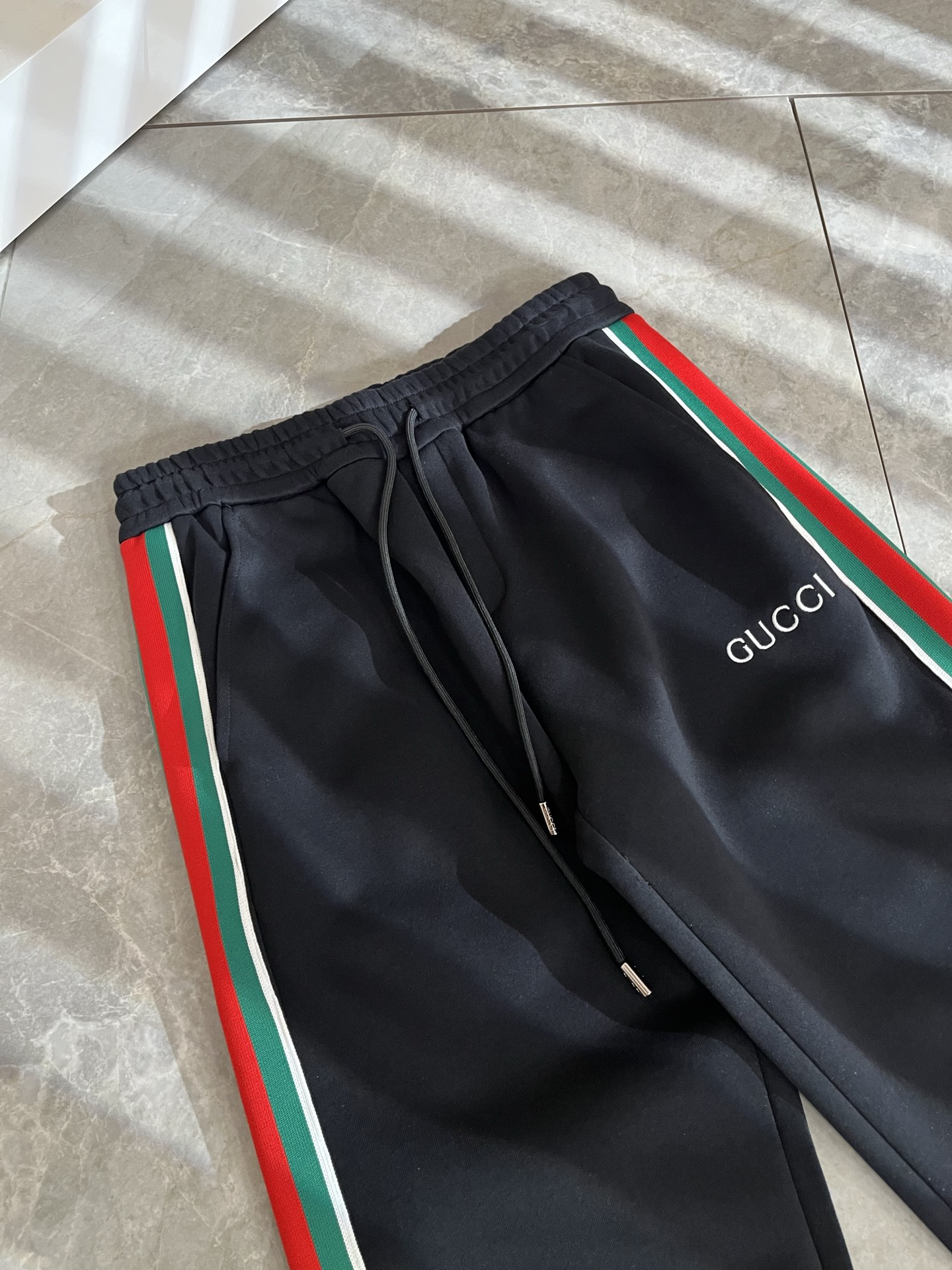 GUC*I古家2025秋冬百搭休闲裤，作为高奢潮牌G家经典款式，此款的风格可以说是完美无缺，设计LOGO