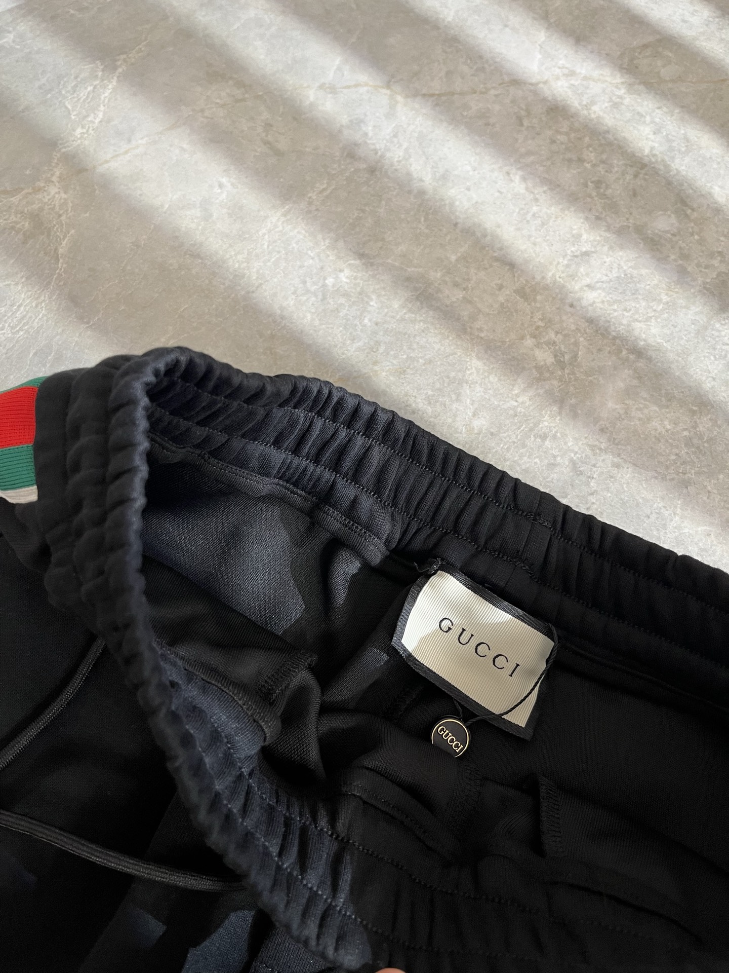 GUC*I古家2025秋冬百搭休闲裤，作为高奢潮牌G家经典款式，此款的风格可以说是完美无缺，设计LOGO