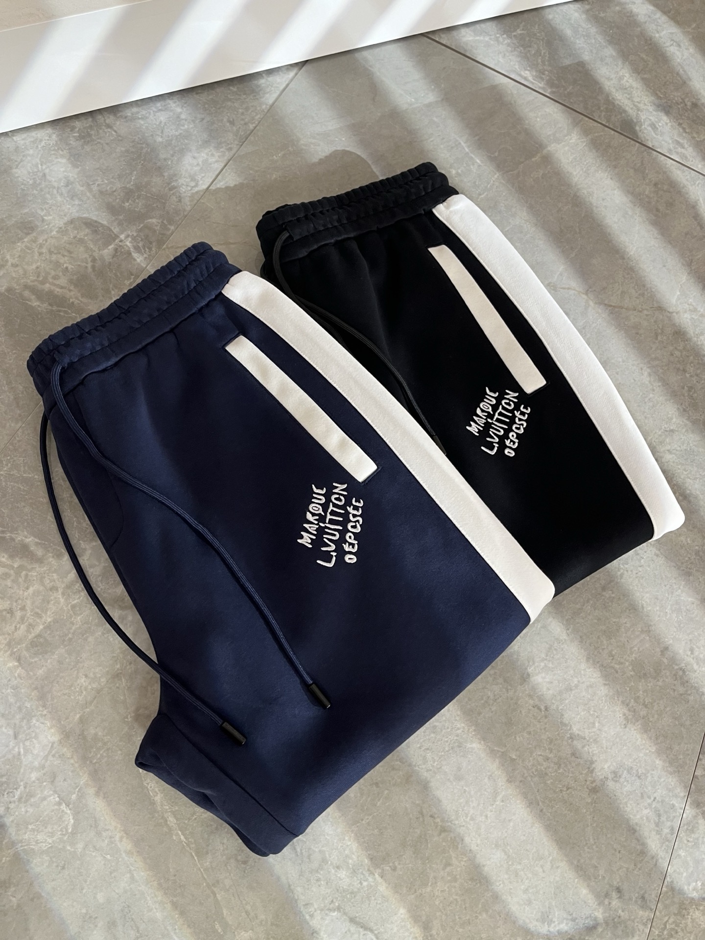 Louls**Vultt*n路易*登 2025秋冬新款松紧腰休闲裤 ！前后标识logo图案刺绣修饰！采用