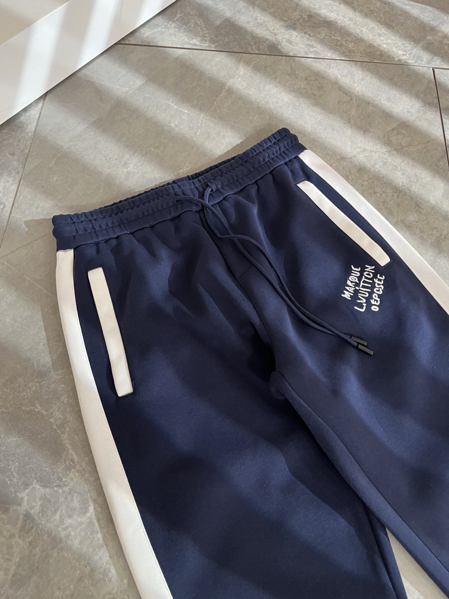 Louls**Vultt*n路易*登 2025秋冬新款松紧腰休闲裤 ！前后标识logo图案刺绣修饰！采用
