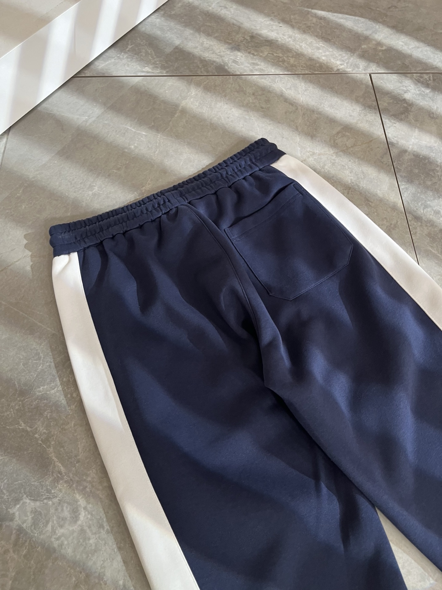 Louls**Vultt*n路易*登 2025秋冬新款松紧腰休闲裤 ！前后标识logo图案刺绣修饰！采用