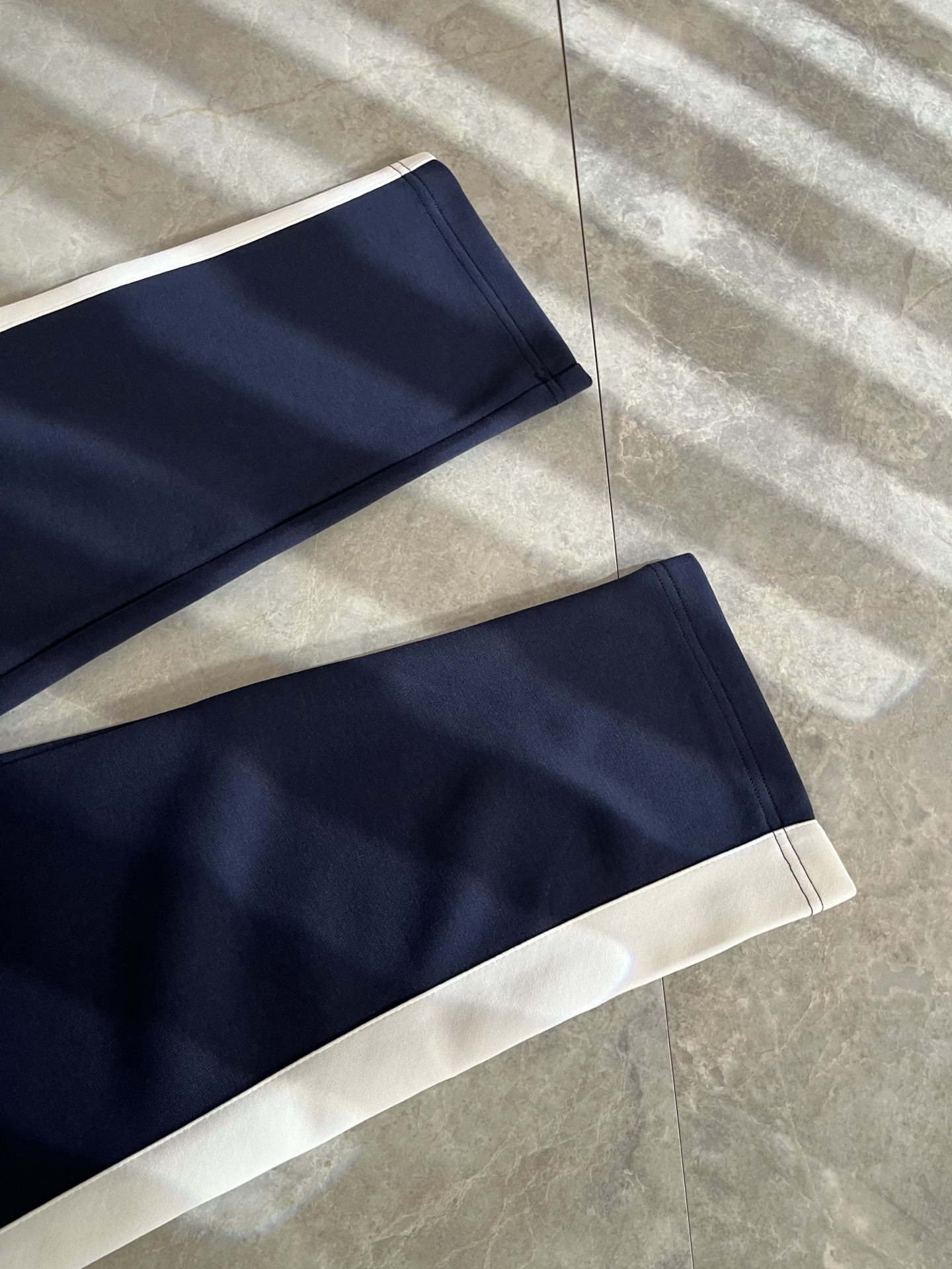 Louls**Vultt*n路易*登 2025秋冬新款松紧腰休闲裤 ！前后标识logo图案刺绣修饰！采用