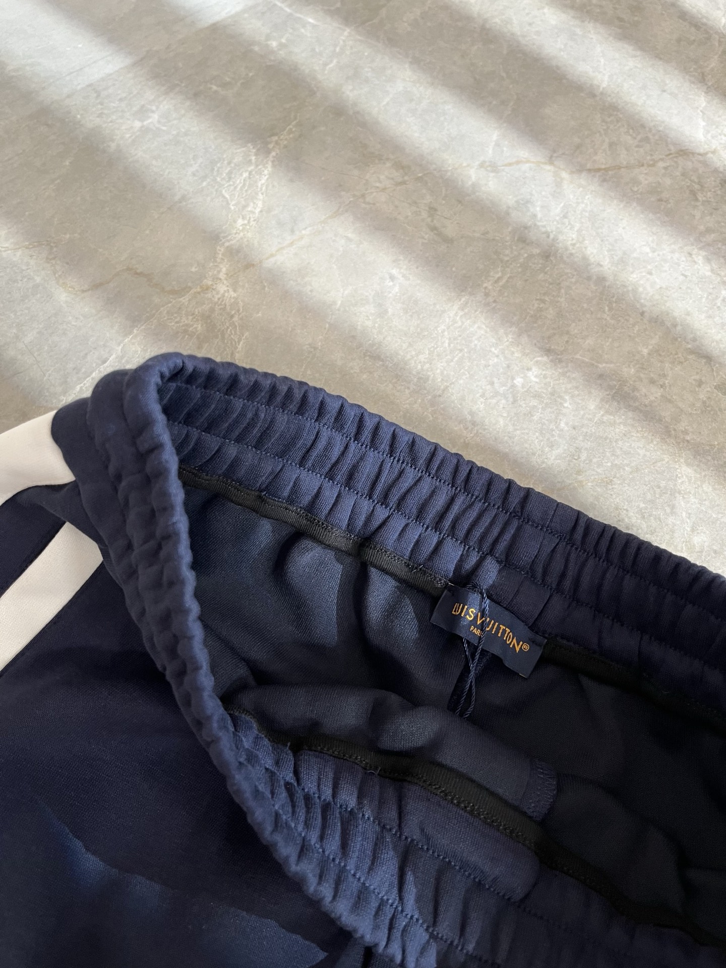 Louls**Vultt*n路易*登 2025秋冬新款松紧腰休闲裤 ！前后标识logo图案刺绣修饰！采用