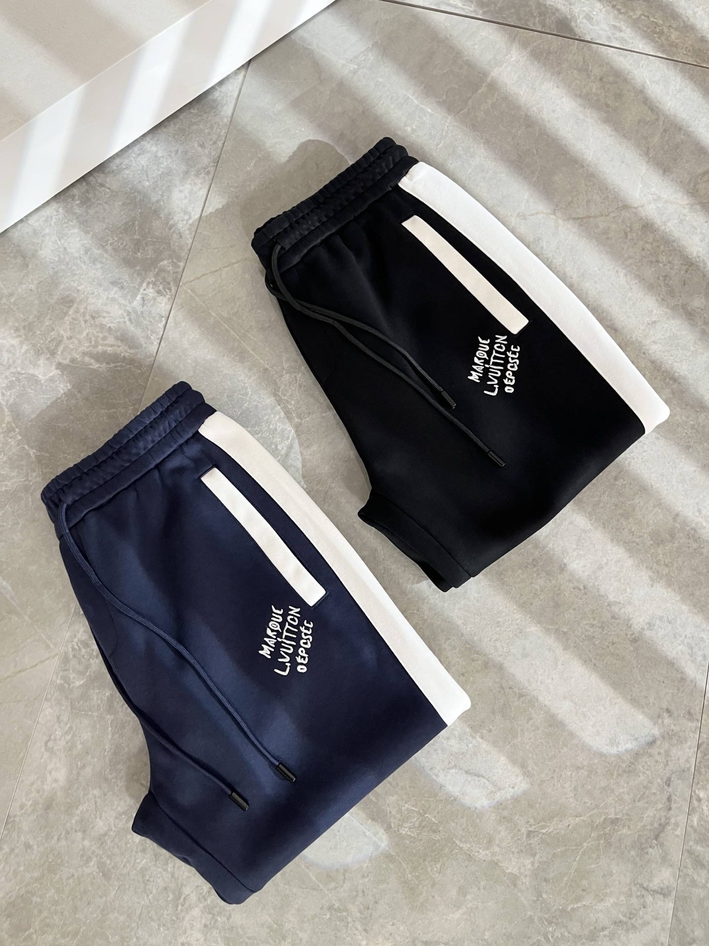 Louls**Vultt*n路易*登 2025秋冬新款松紧腰休闲裤 ！前后标识logo图案刺绣修饰！采用