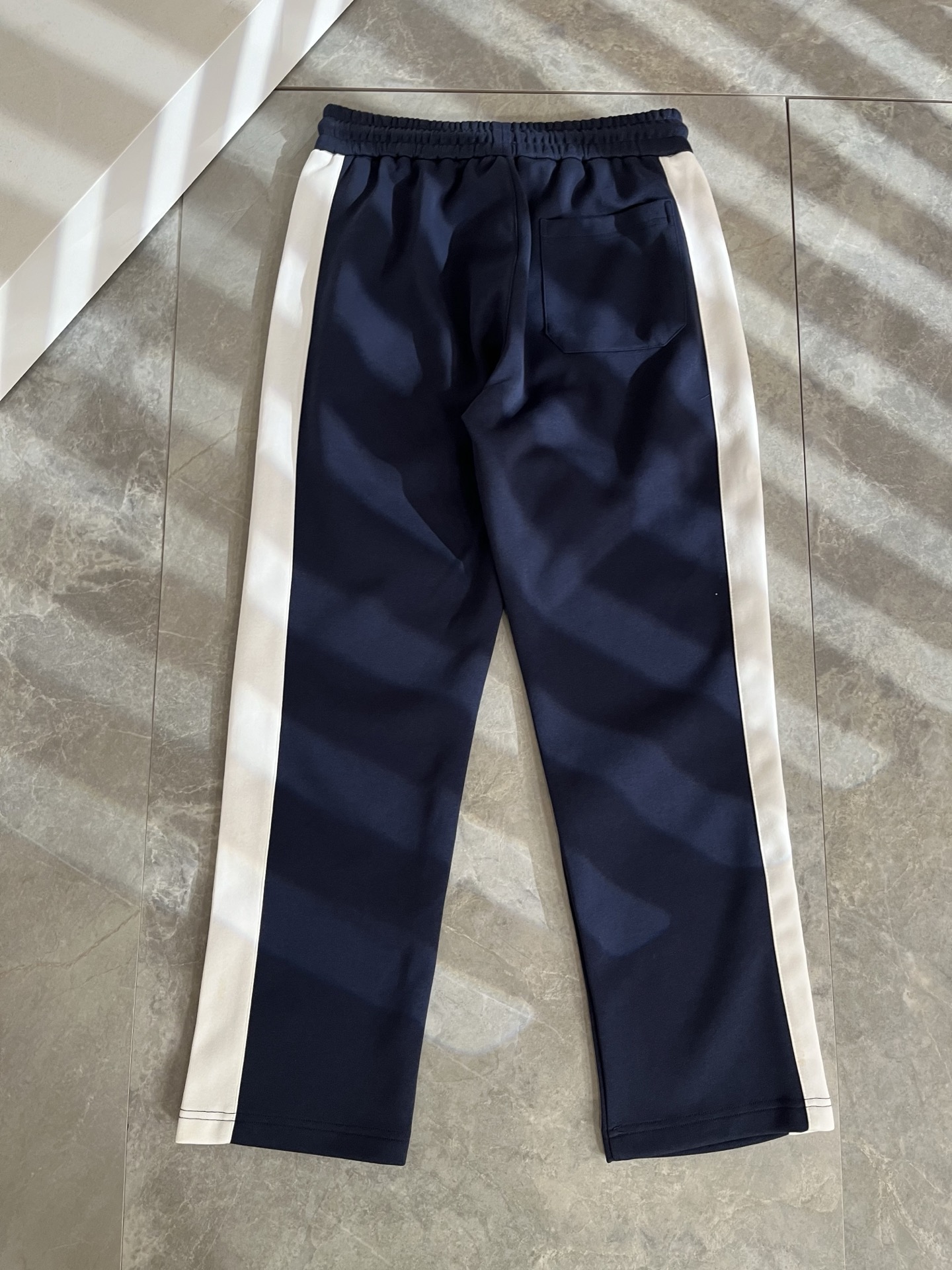 Louls**Vultt*n路易*登 2025秋冬新款松紧腰休闲裤 ！前后标识logo图案刺绣修饰！采用