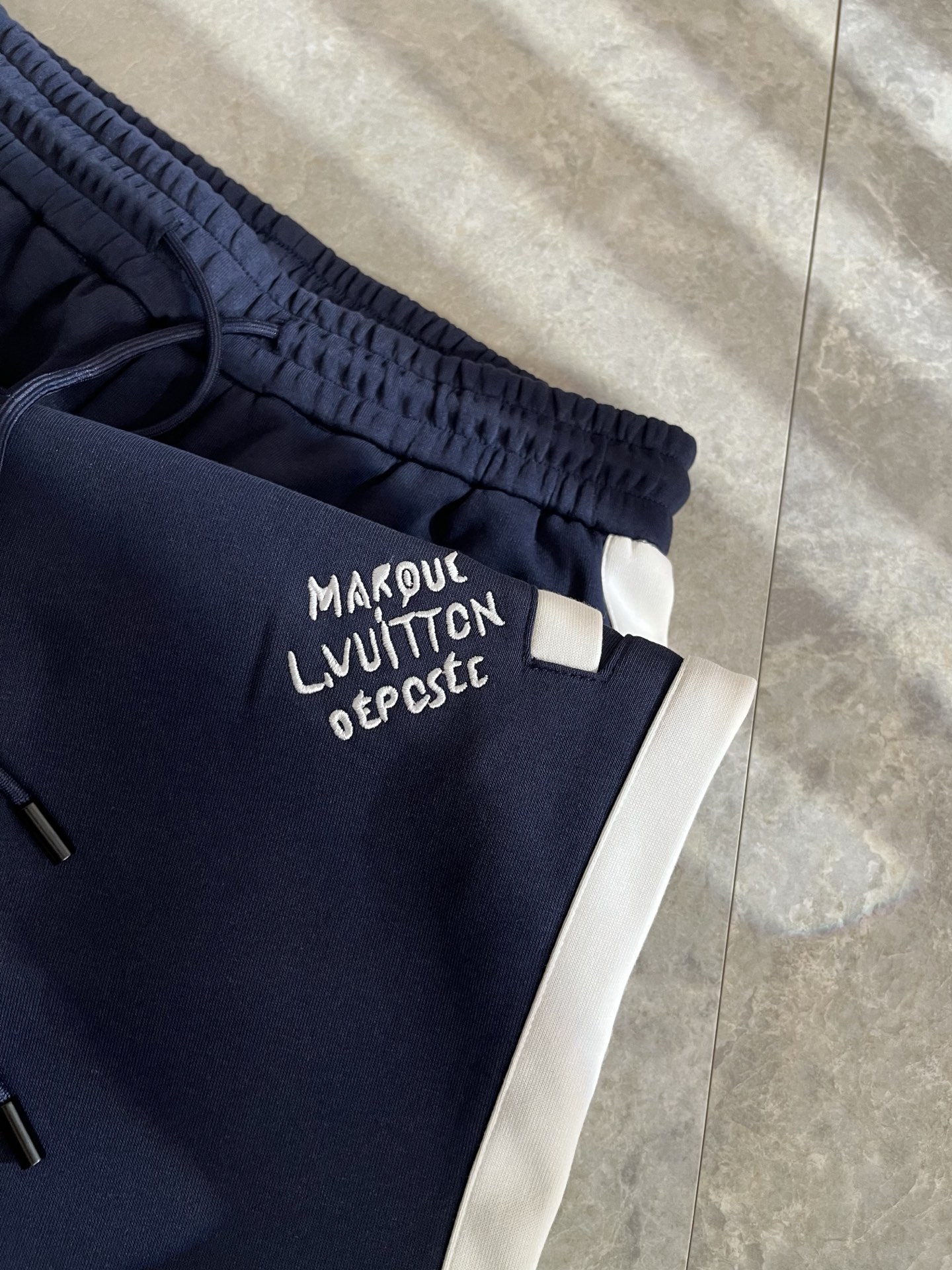 Louls**Vultt*n路易*登 2025秋冬新款松紧腰休闲裤 ！前后标识logo图案刺绣修饰！采用