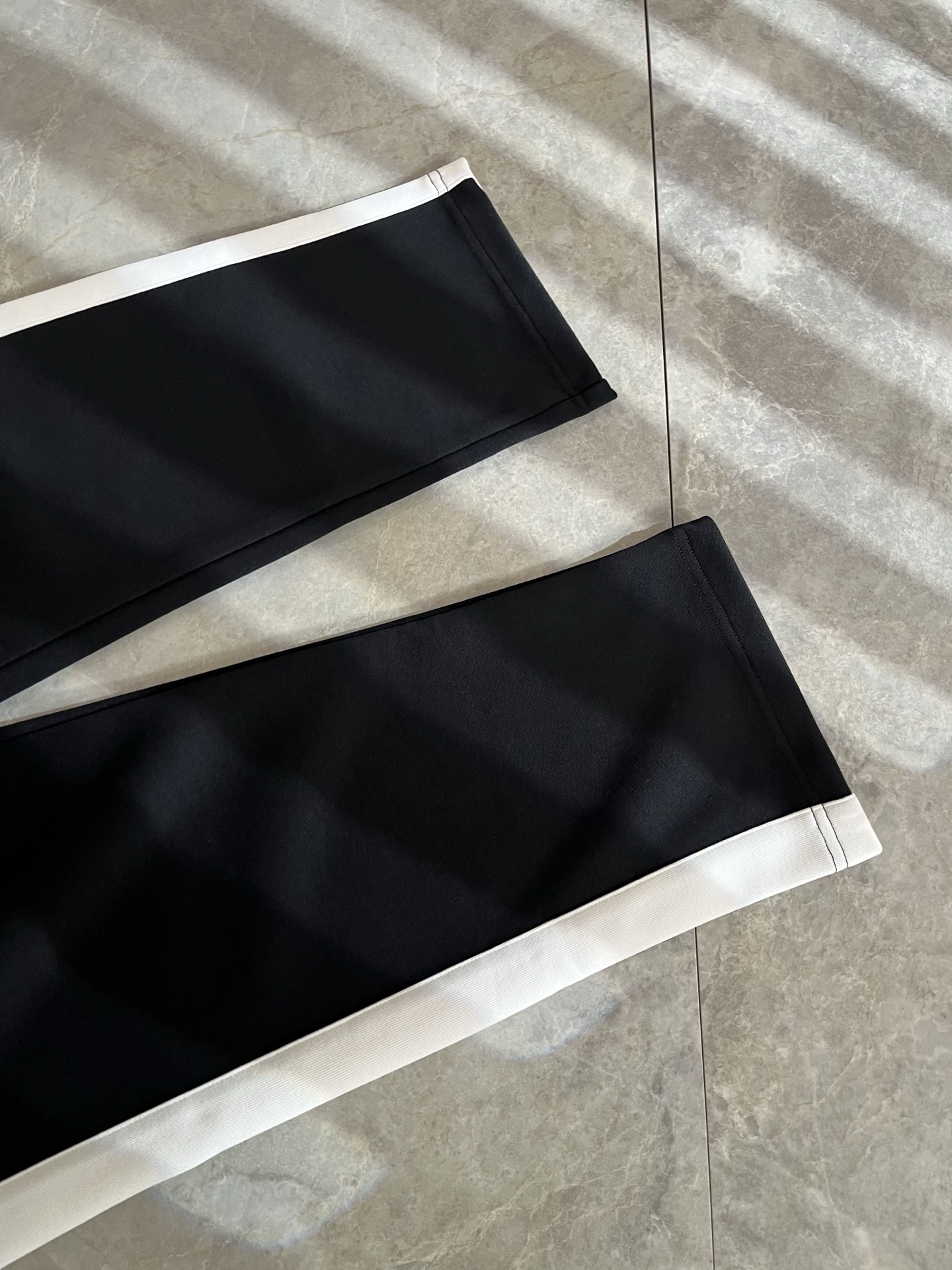 Louls**Vultt*n路易*登 2025秋冬新款松紧腰休闲裤 ！前后标识logo图案刺绣修饰！采用