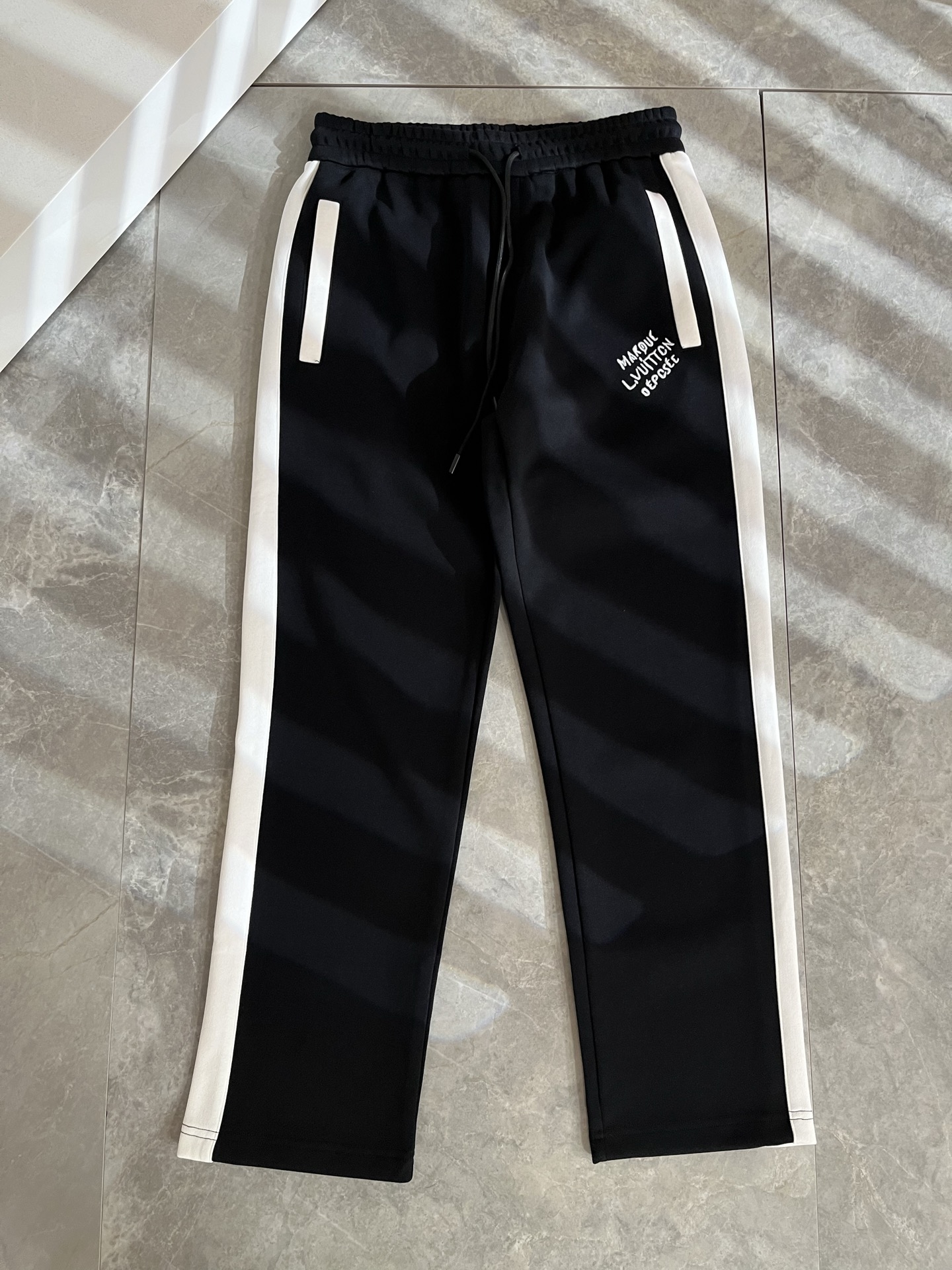 Louls**Vultt*n路易*登 2025秋冬新款松紧腰休闲裤 ！前后标识logo图案刺绣修饰！采用