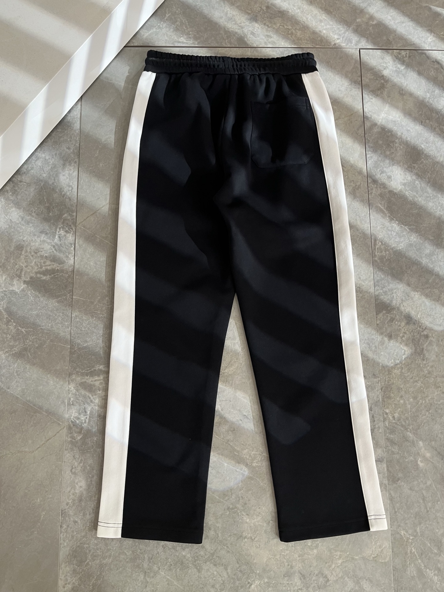 Louls**Vultt*n路易*登 2025秋冬新款松紧腰休闲裤 ！前后标识logo图案刺绣修饰！采用