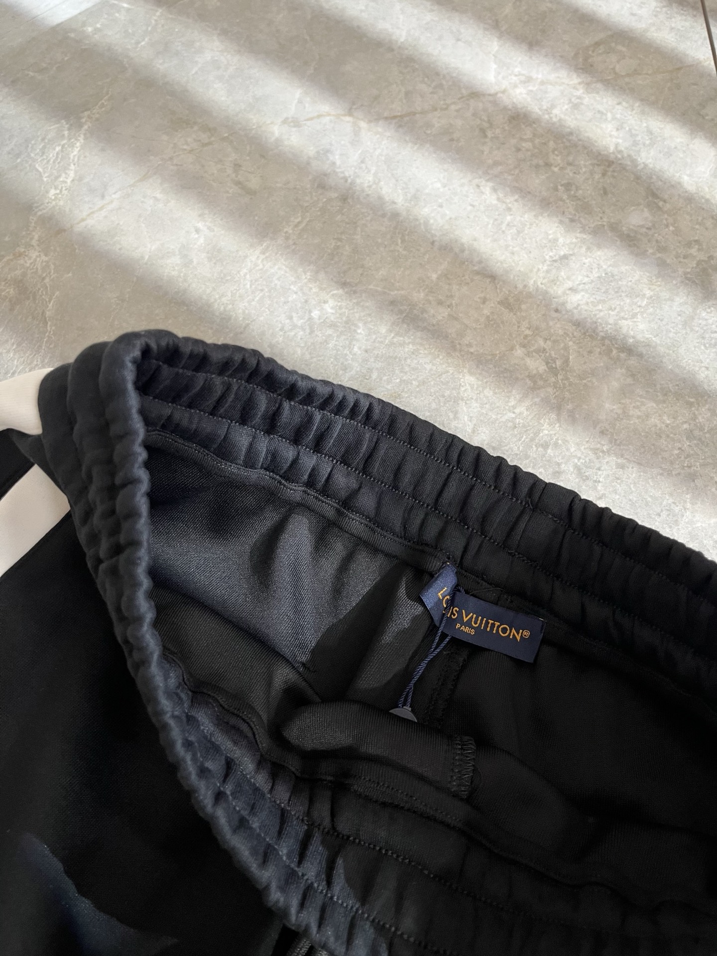 Louls**Vultt*n路易*登 2025秋冬新款松紧腰休闲裤 ！前后标识logo图案刺绣修饰！采用