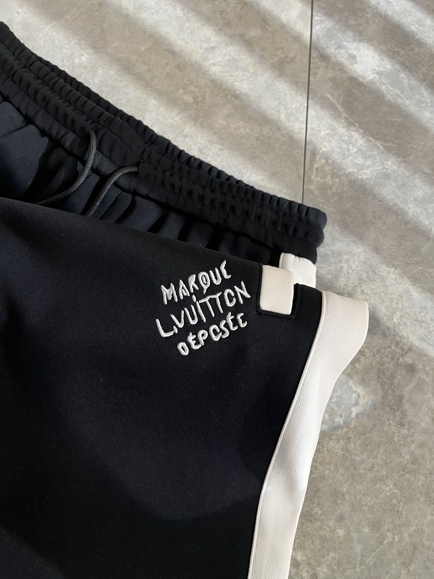 Louls**Vultt*n路易*登 2025秋冬新款松紧腰休闲裤 ！前后标识logo图案刺绣修饰！采用