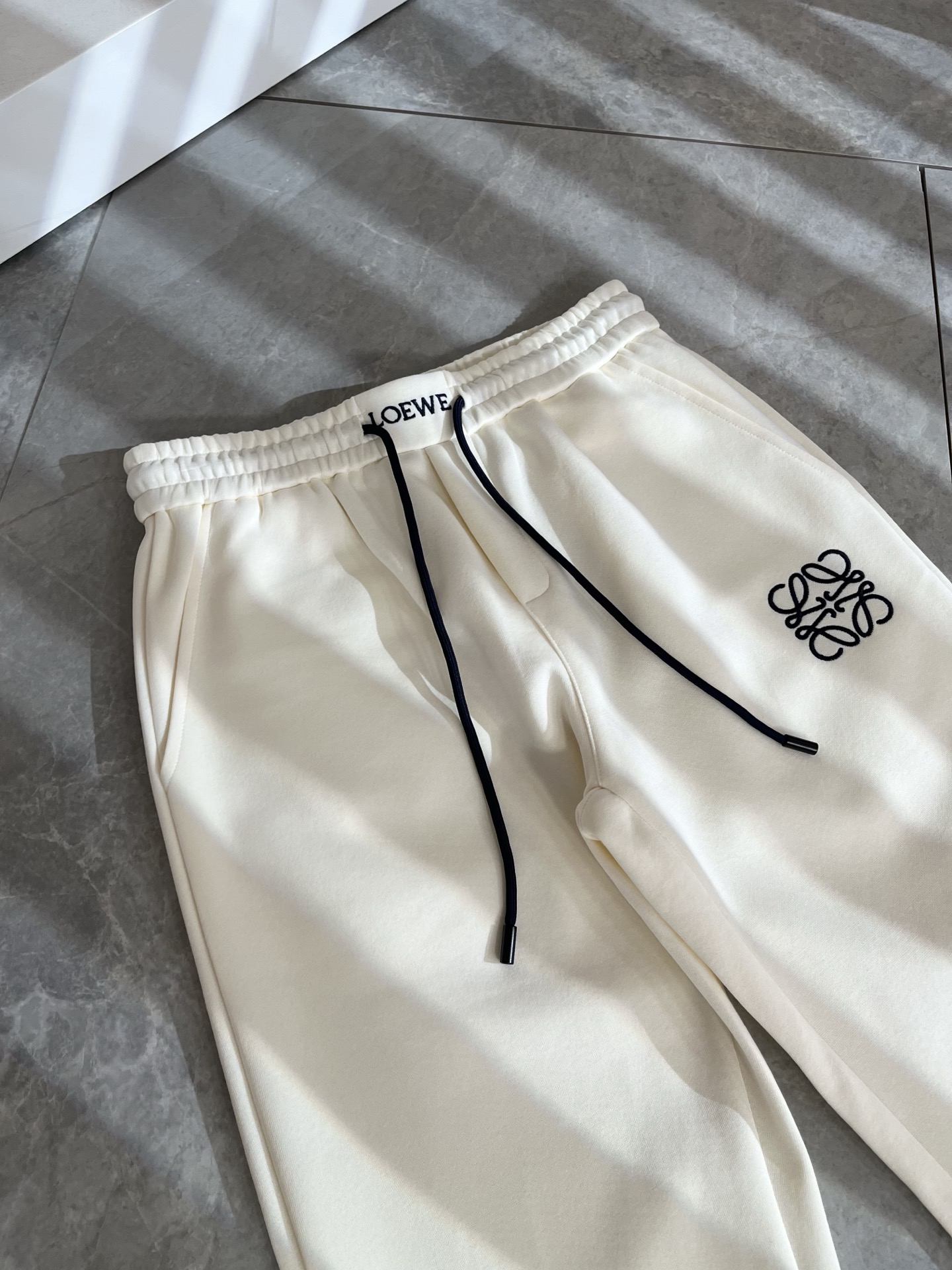 LO*WE/罗*威2025秋冬新品男士时装款高端休闲裤，香港洋行渠道货，日本原厂出品，纯血统品质，完美延