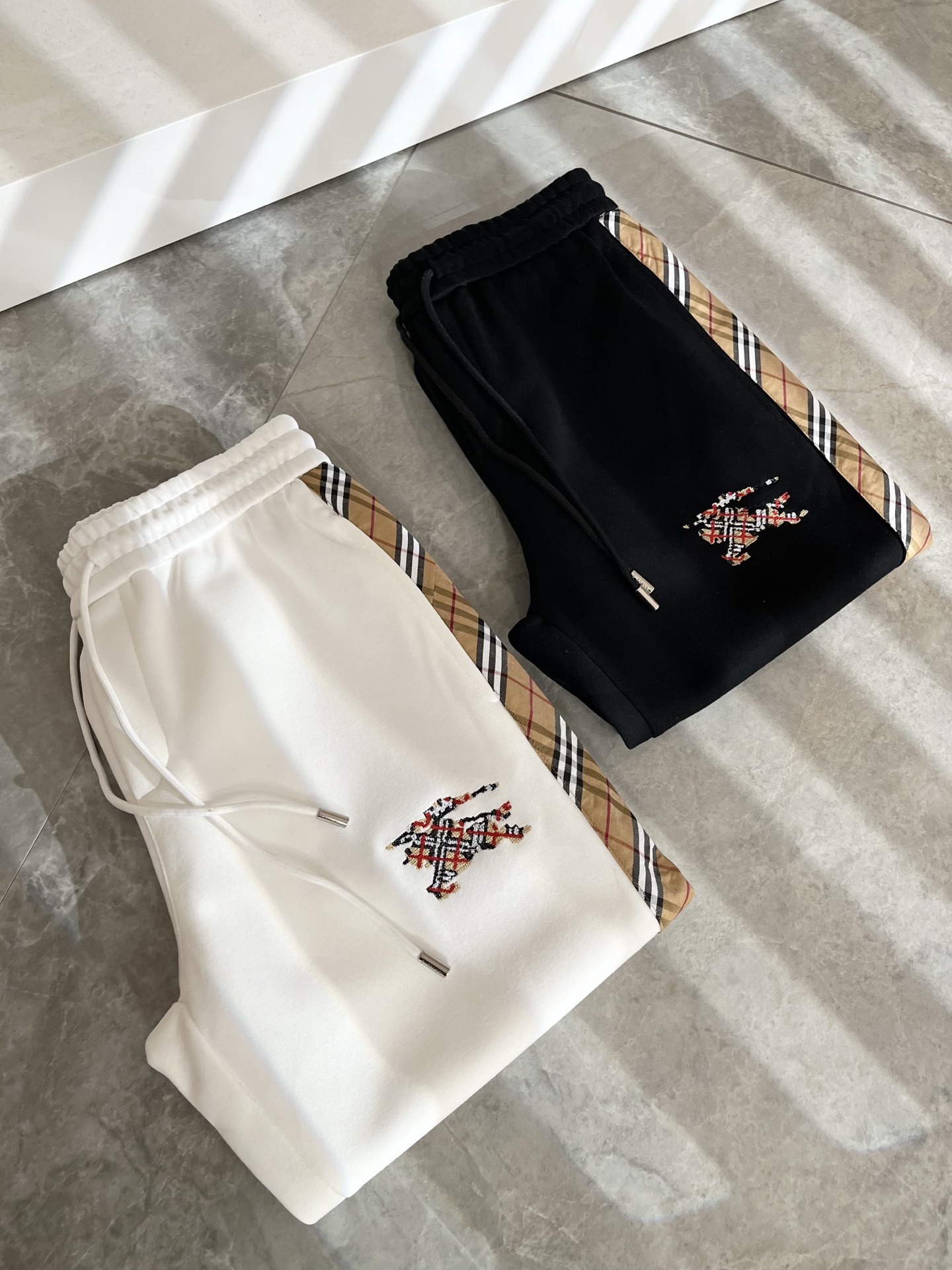 BURBER*Y巴*莉 2025秋冬新款男士休闲裤！简约百搭款，不挑人穿，腰部松紧抽绳设计！标志logo