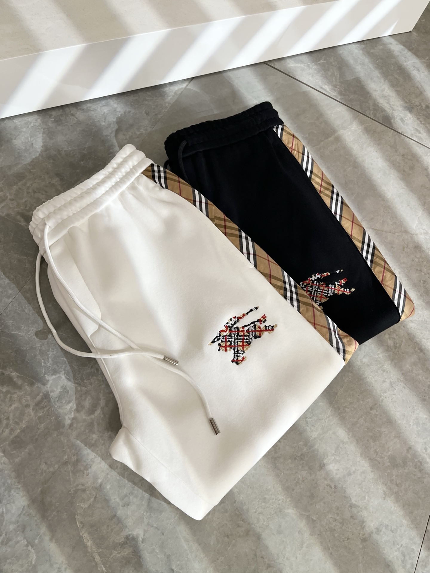 BURBER*Y巴*莉 2025秋冬新款男士休闲裤！简约百搭款，不挑人穿，腰部松紧抽绳设计！标志logo