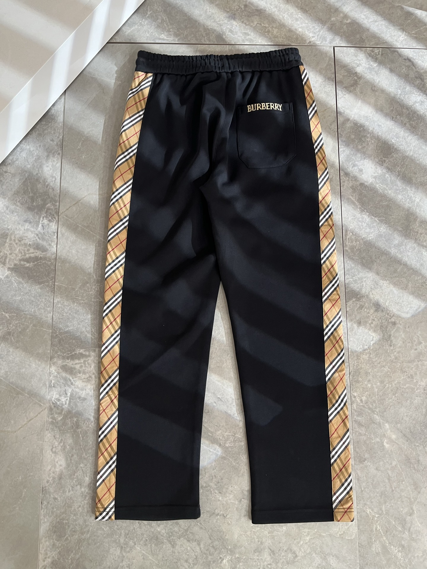 BURBER*Y巴*莉 2025秋冬新款男士休闲裤！简约百搭款，不挑人穿，腰部松紧抽绳设计！标志logo