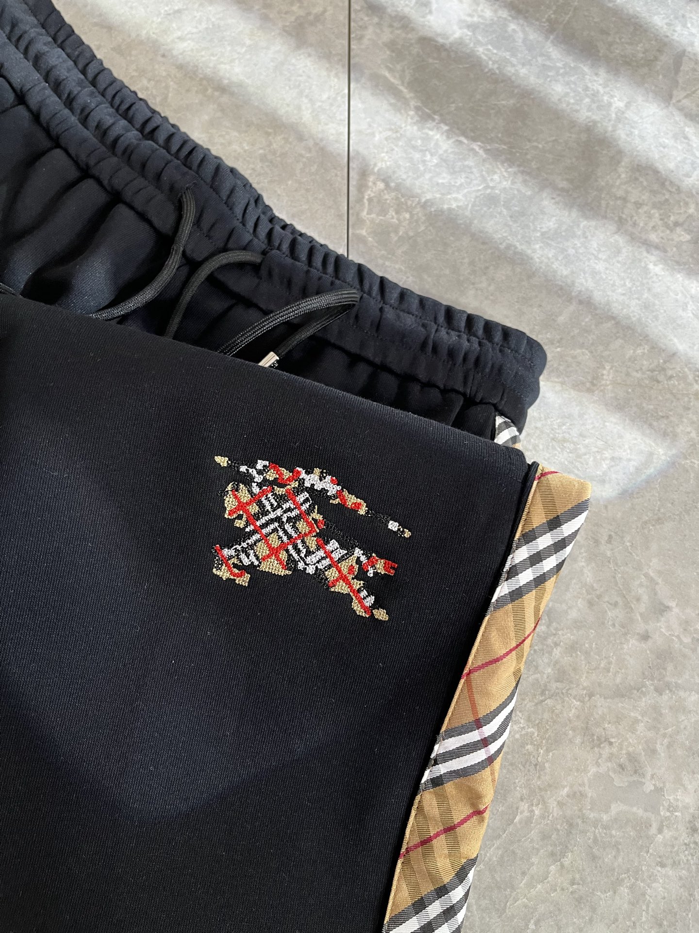 BURBER*Y巴*莉 2025秋冬新款男士休闲裤！简约百搭款，不挑人穿，腰部松紧抽绳设计！标志logo