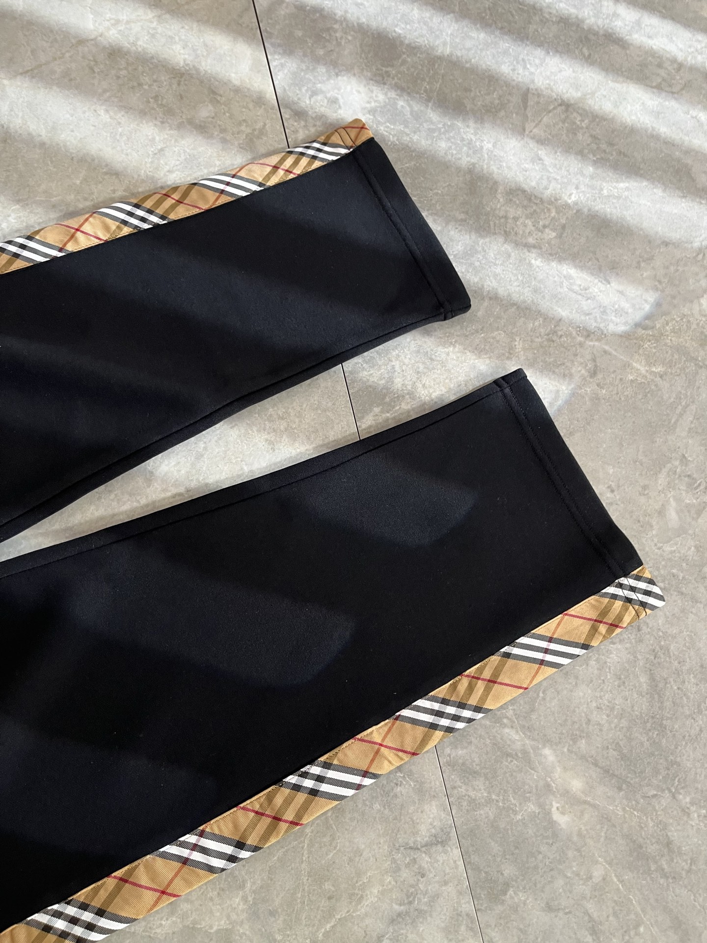 BURBER*Y巴*莉 2025秋冬新款男士休闲裤！简约百搭款，不挑人穿，腰部松紧抽绳设计！标志logo