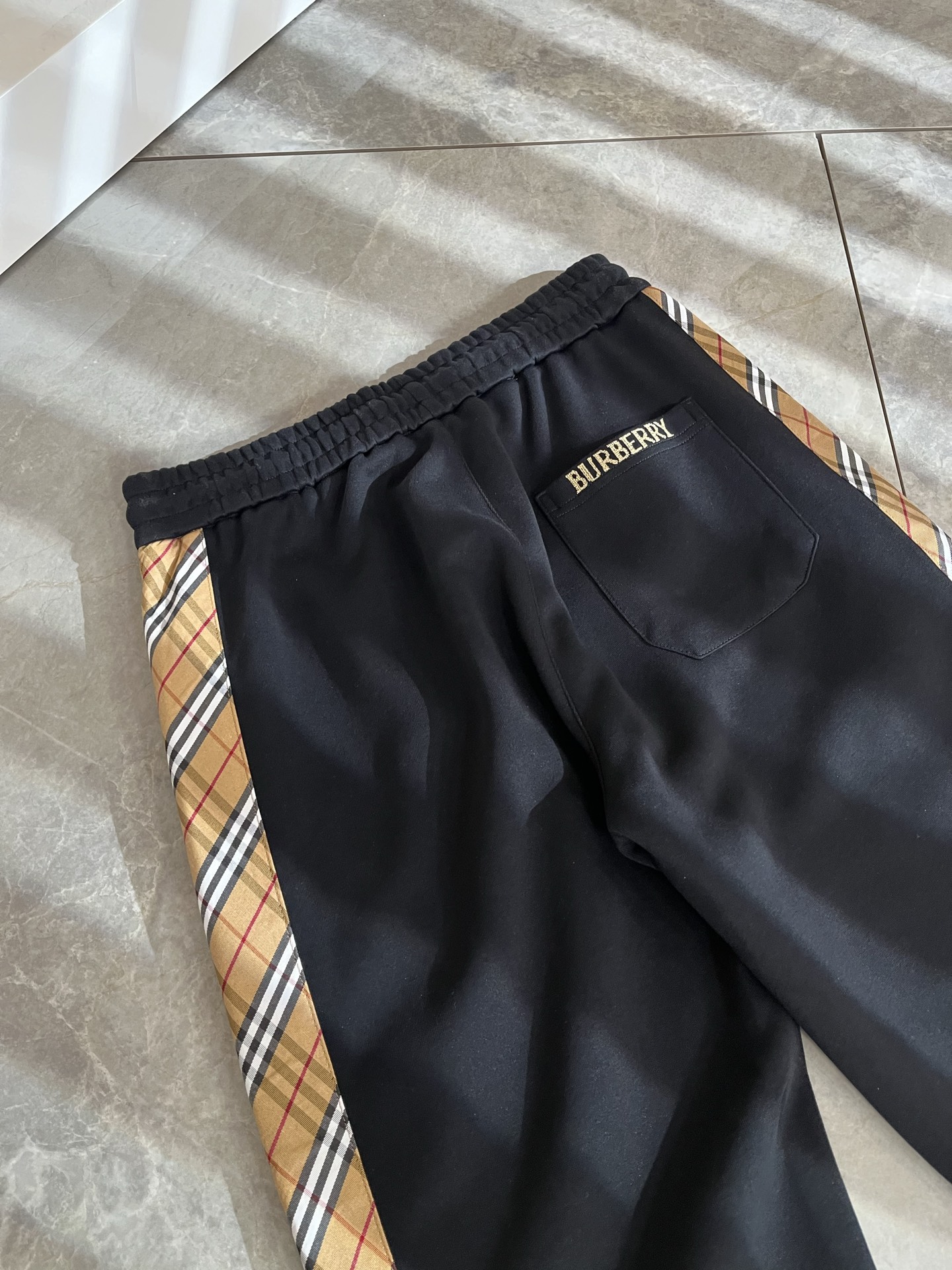 BURBER*Y巴*莉 2025秋冬新款男士休闲裤！简约百搭款，不挑人穿，腰部松紧抽绳设计！标志logo