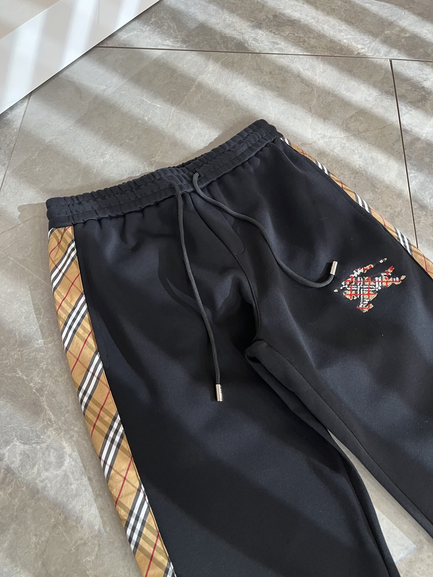 BURBER*Y巴*莉 2025秋冬新款男士休闲裤！简约百搭款，不挑人穿，腰部松紧抽绳设计！标志logo
