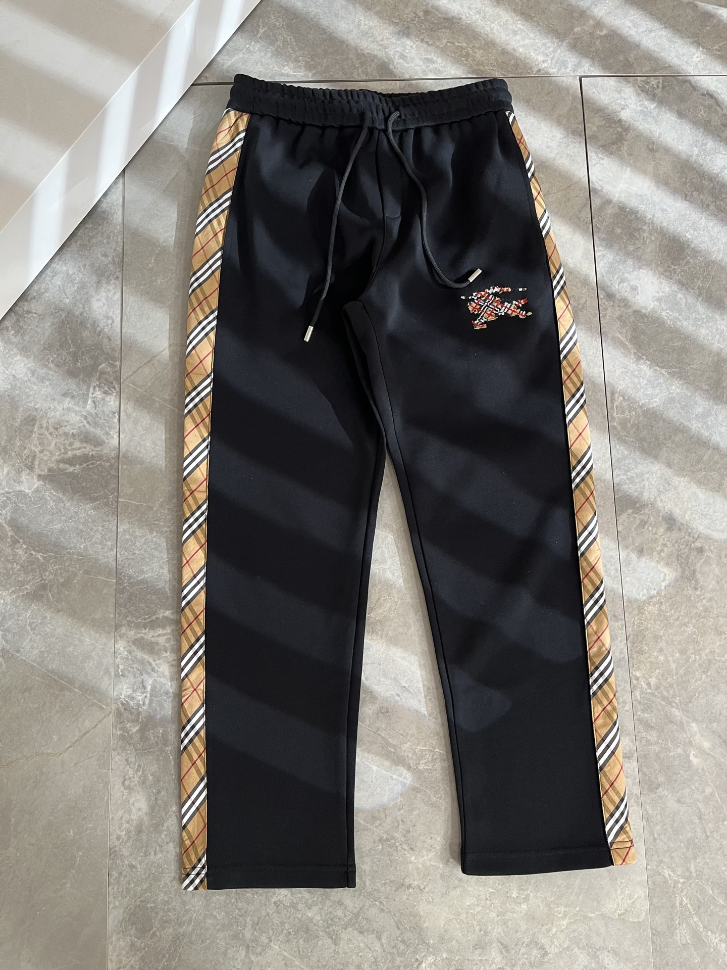 BURBER*Y巴*莉 2025秋冬新款男士休闲裤！简约百搭款，不挑人穿，腰部松紧抽绳设计！标志logo