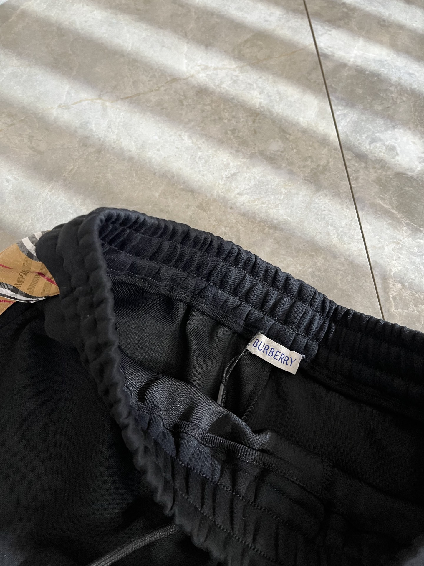 BURBER*Y巴*莉 2025秋冬新款男士休闲裤！简约百搭款，不挑人穿，腰部松紧抽绳设计！标志logo